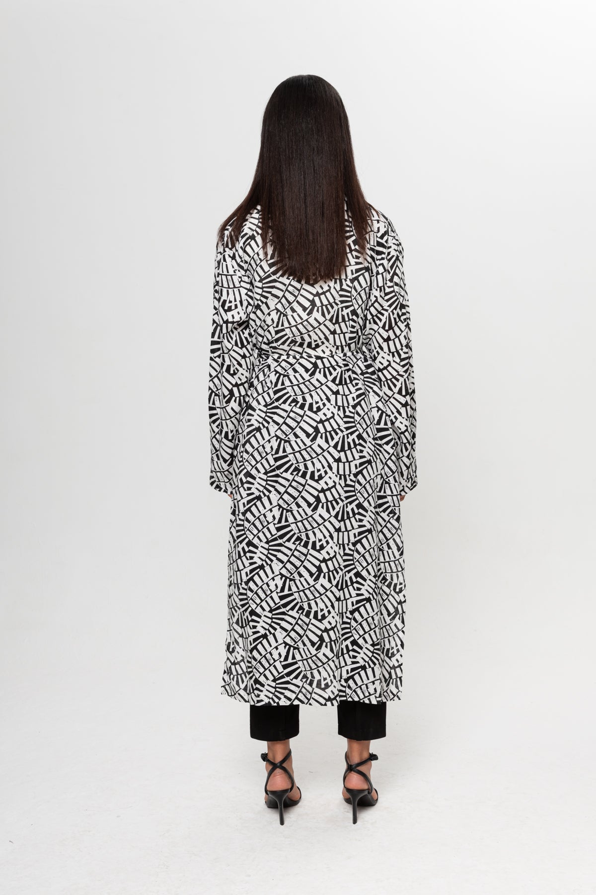 BEYAZ SİYAH DESENLİ GÖMLEK ELBİSE