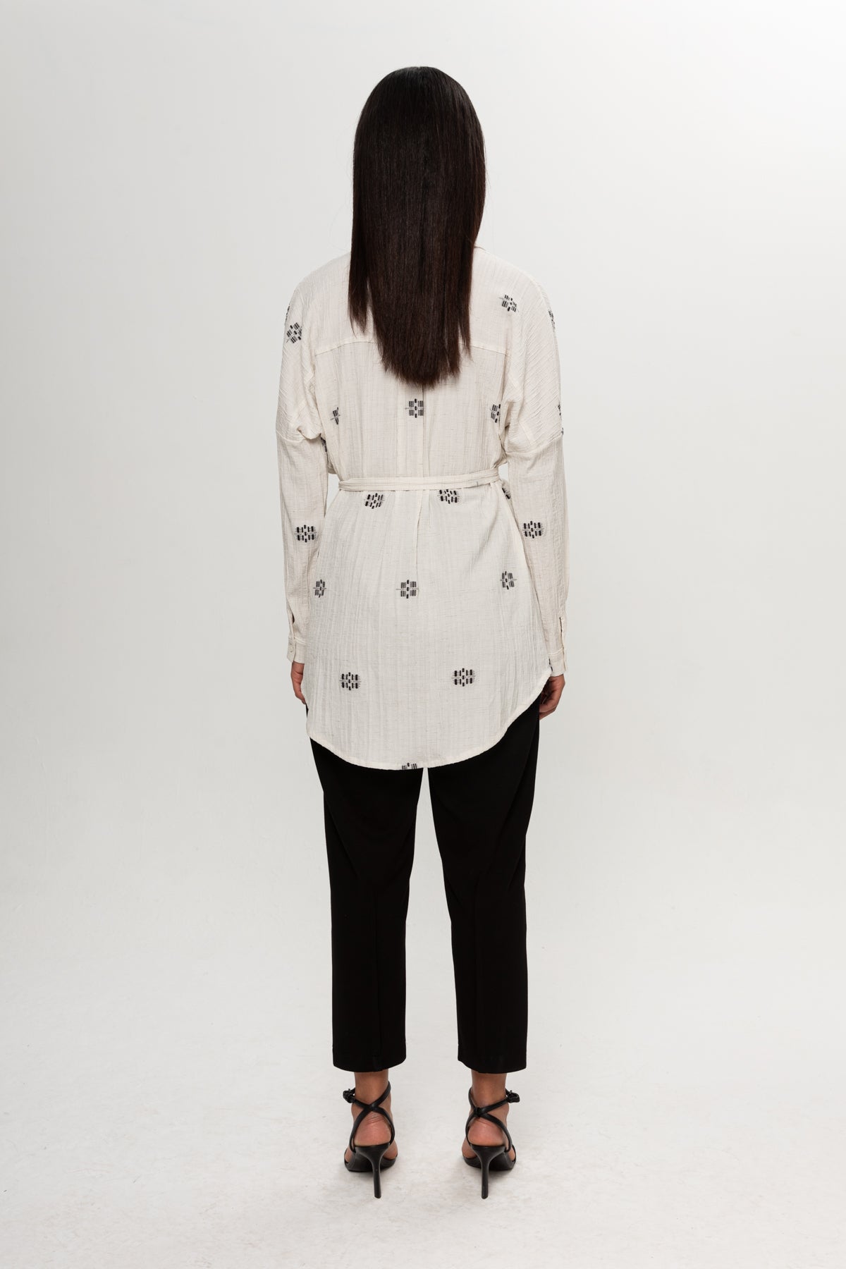 BEJ SİYAH RENKLİ SALAŞ KEMERLİ GÖMLEK