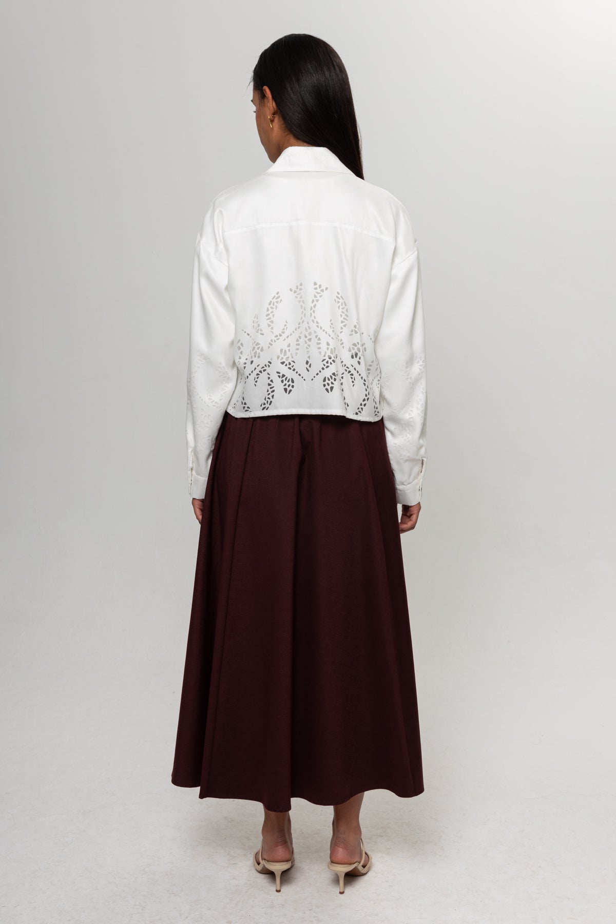 BEYAZ YAKMA DETAYLI GÖMLEK