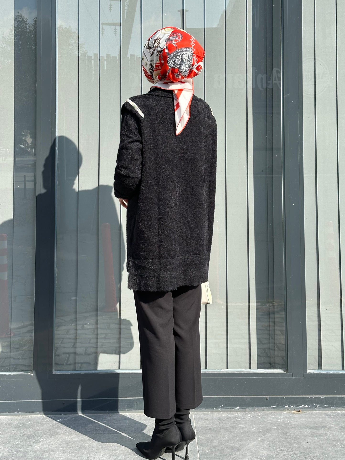 SİYAH OMUZLARI TAŞLI ANGORA KAZAK