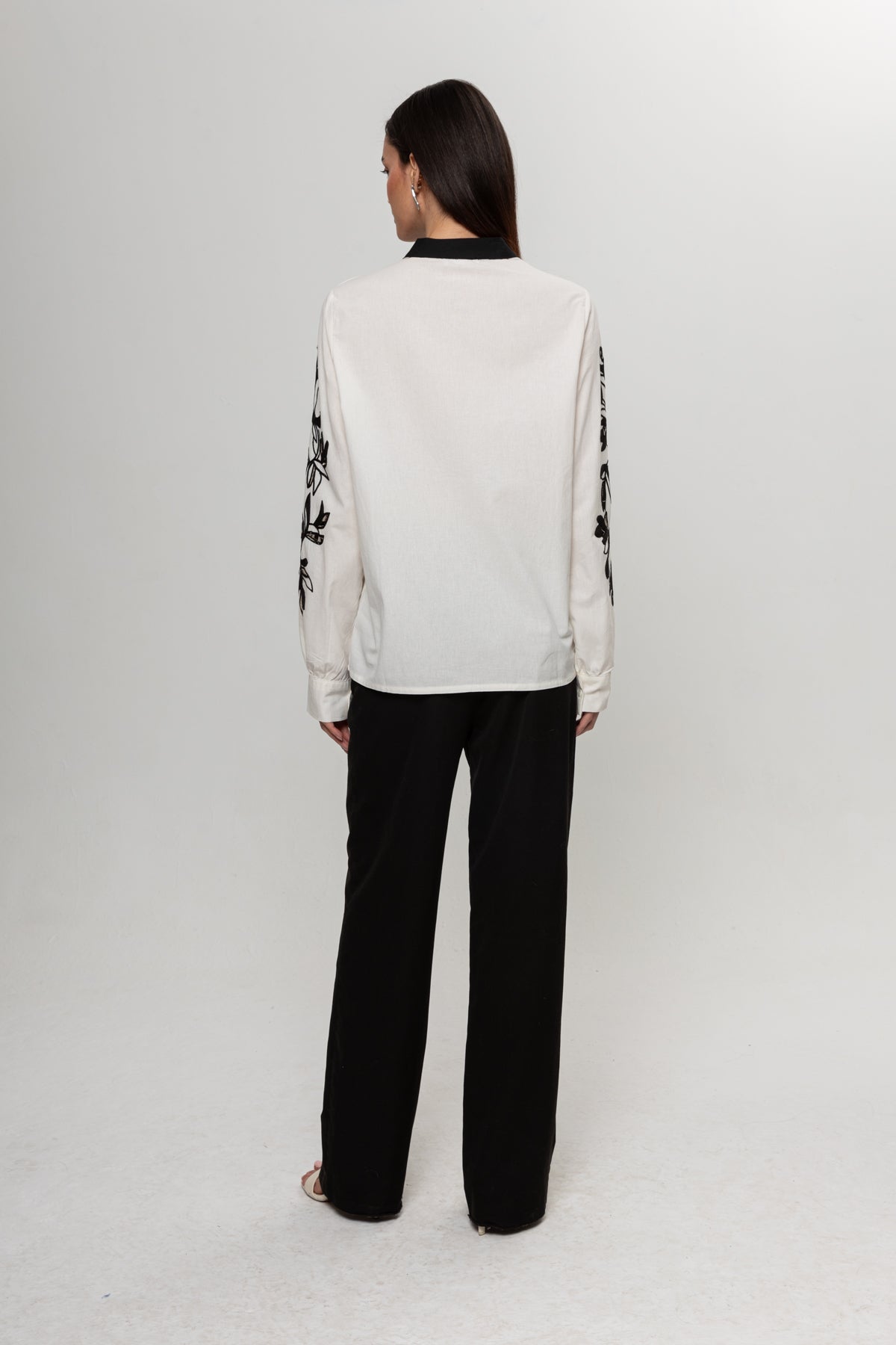 BEYAZ ÖNÜ SİYAH ÇİÇEKLİ GÖMLEK