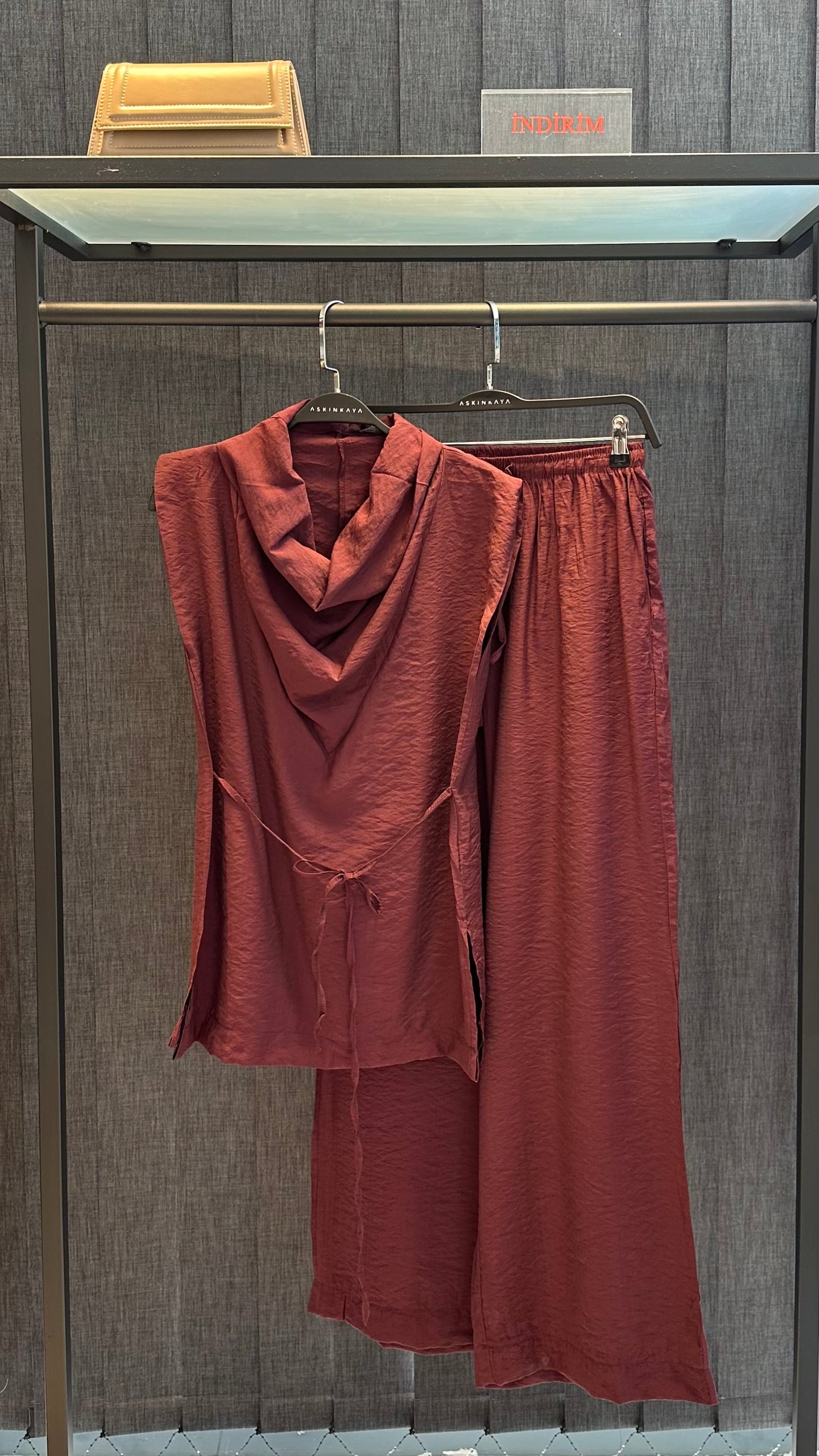 BORDO DEGAJE YAKA BELİ BAĞLAMALI PANTOLON TAKI
