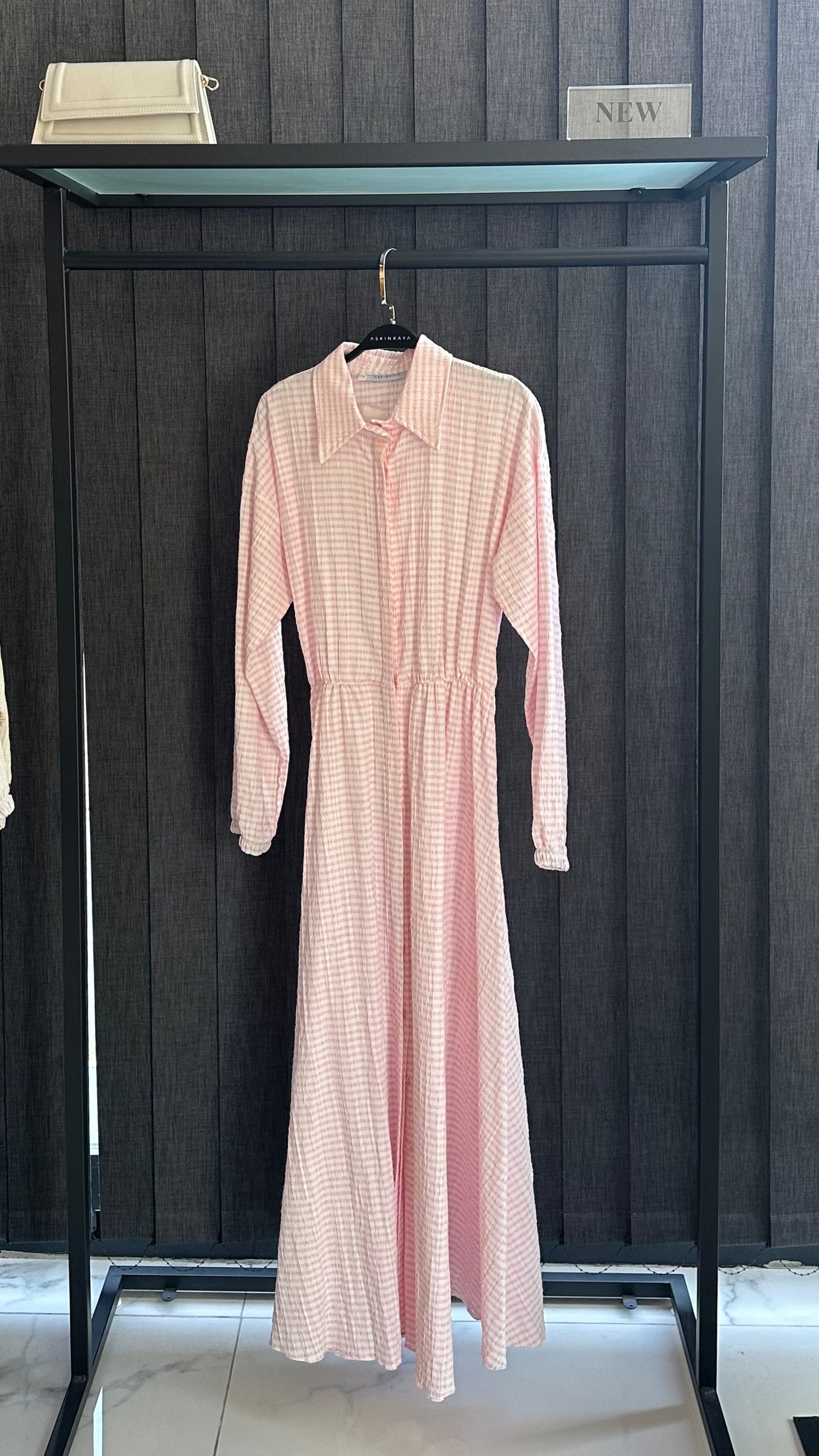 PEMBE KARELİ ELBİSE