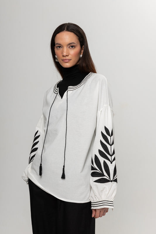 BEYAZ KOLLARI SİYAHLI BLUZ