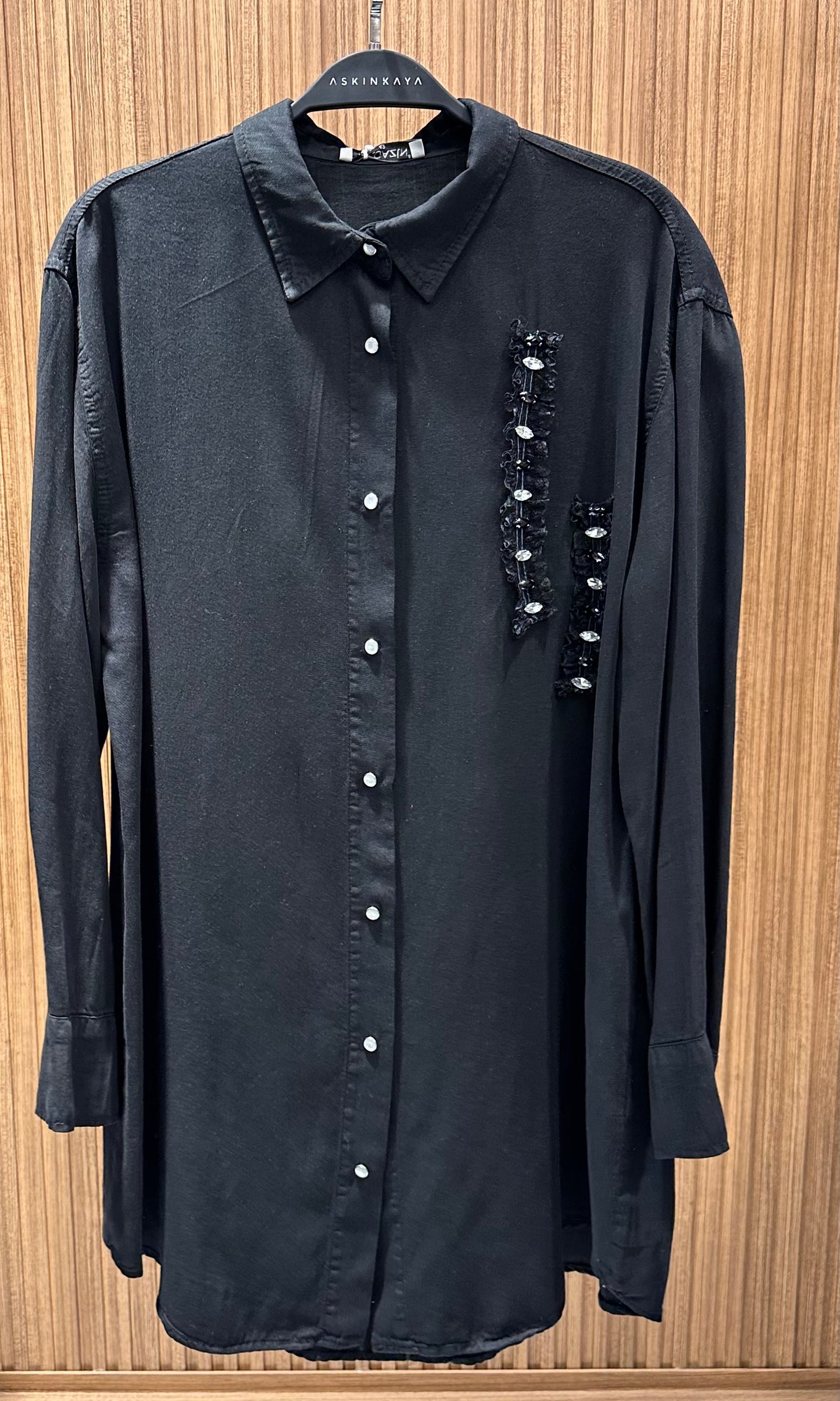 SİYAH ÖNÜ TAŞ VE FIRFIR DETAYLI TENCEL GÖMLEK