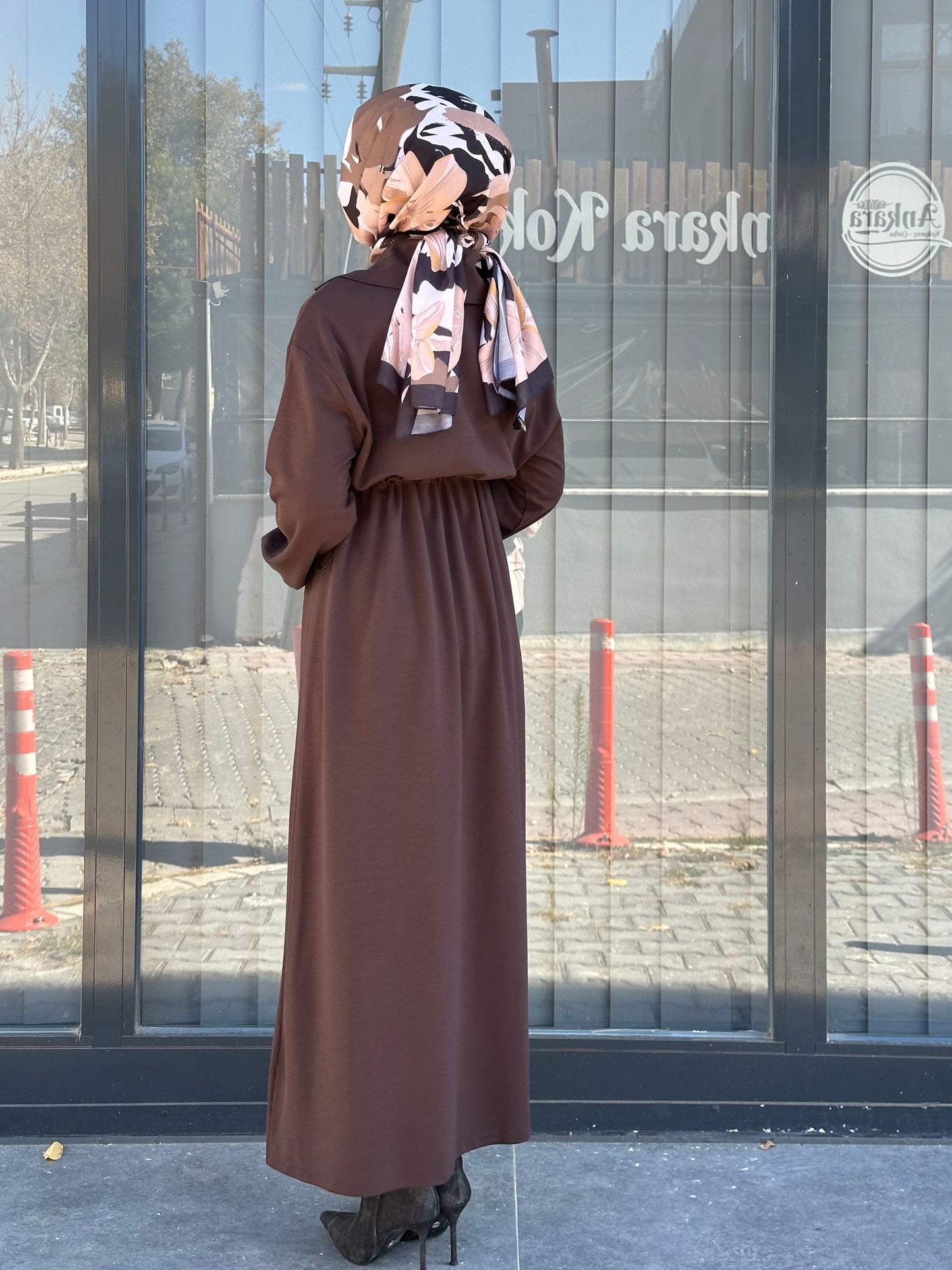 KAHVE KESİK DETAYLI FERMUAR YAKALI ELBİSE