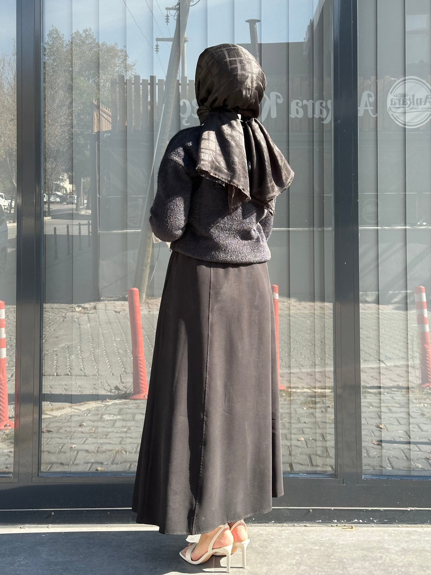 SİYAH KEMERLİ GENİŞ ETEK