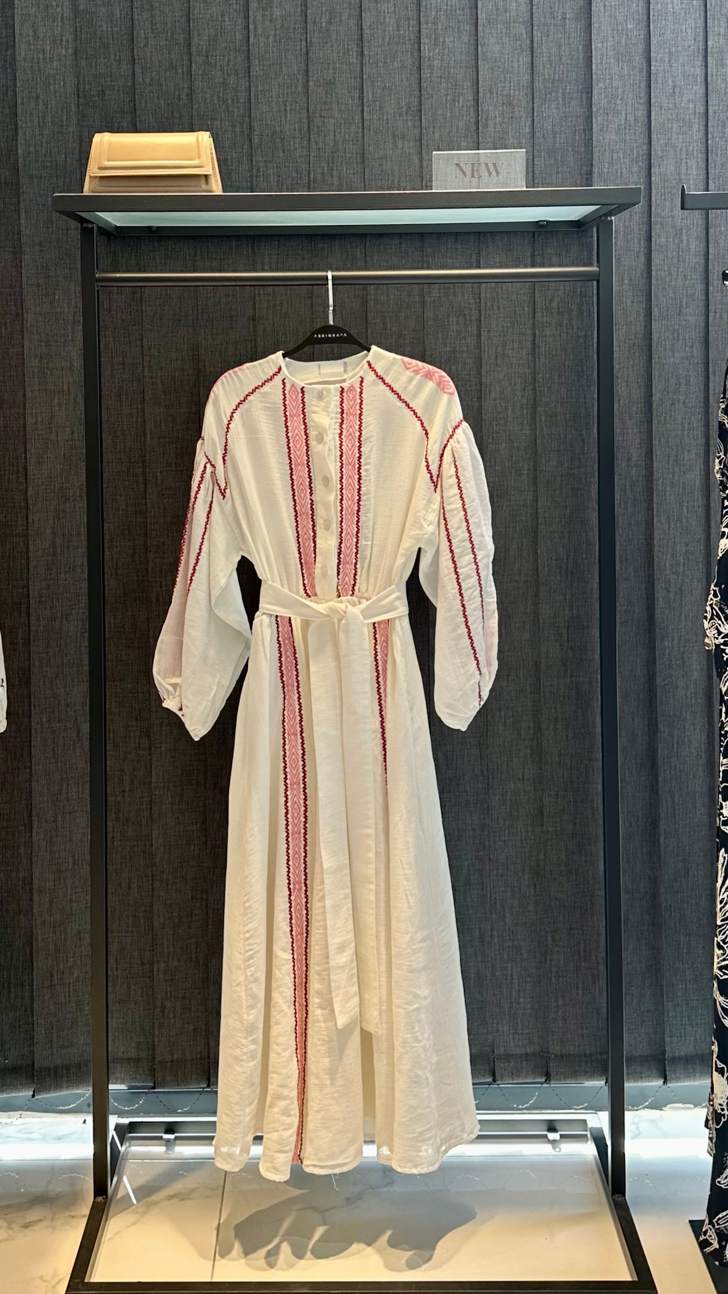 EKRU SIFIR YAKA PEMBE İŞLEMELİ ELBİSE