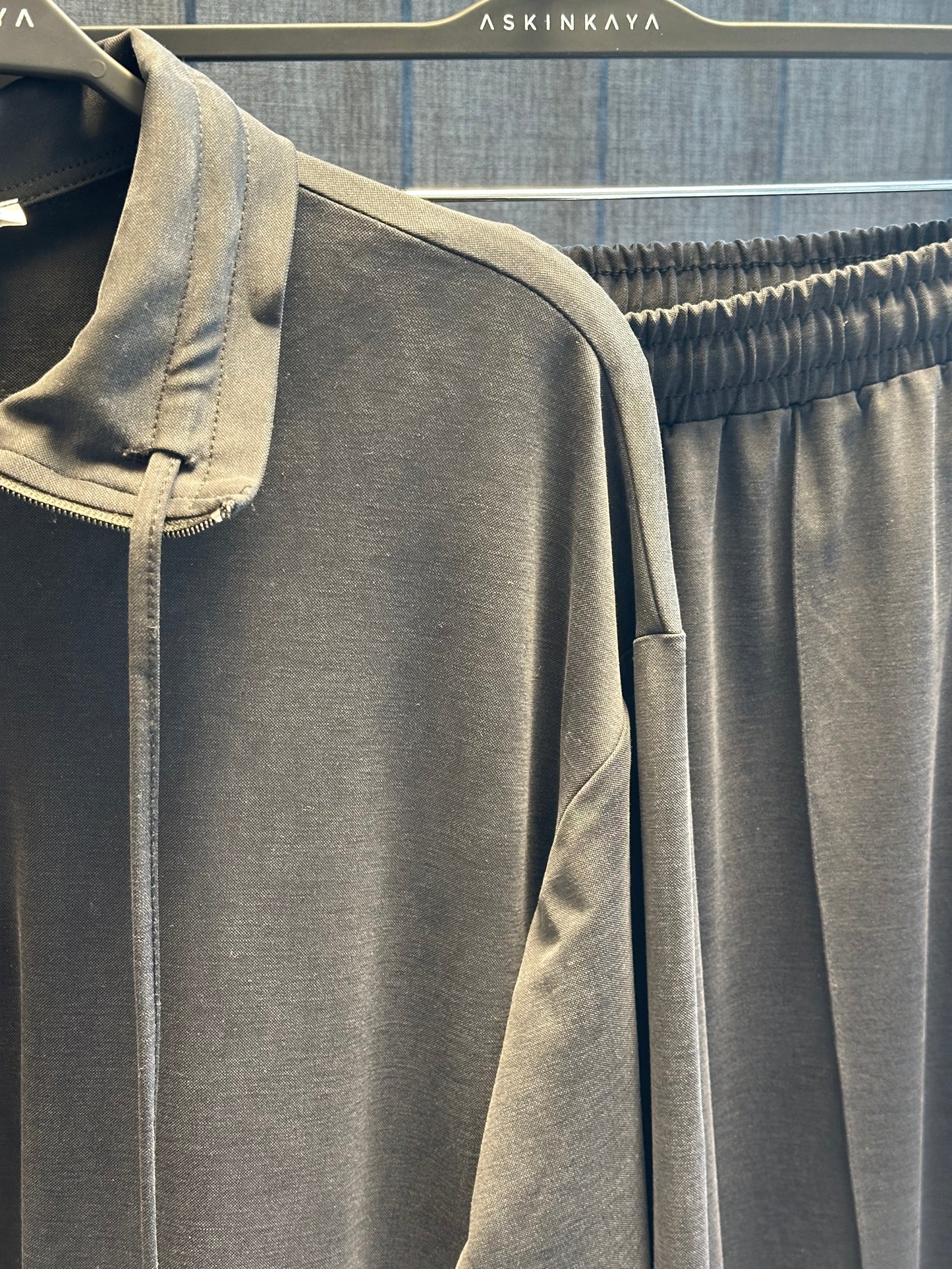 SİYAH DİK YAKALI FERMUARLI PANTOLON TAKIM