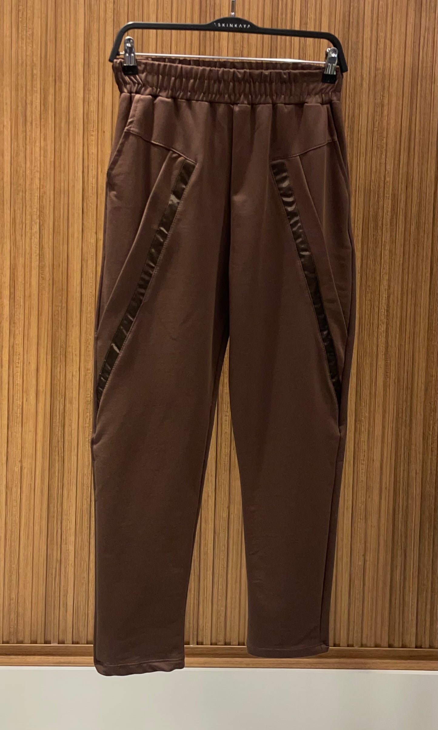 KAHVERENGİ ŞERİT DETAYLI PANTOLON