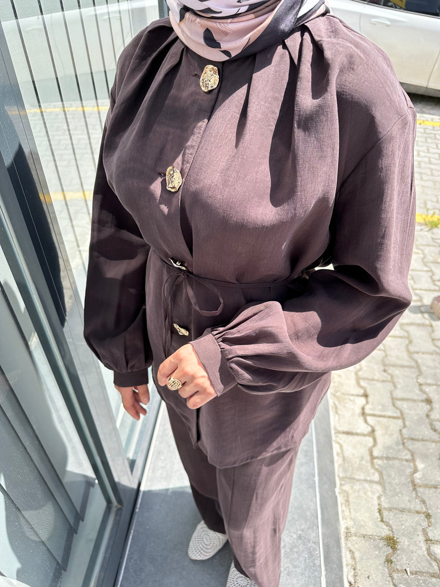 KAHVERENGİ PİLE DETAYLI GOLD DÜĞMELİ TAKIM