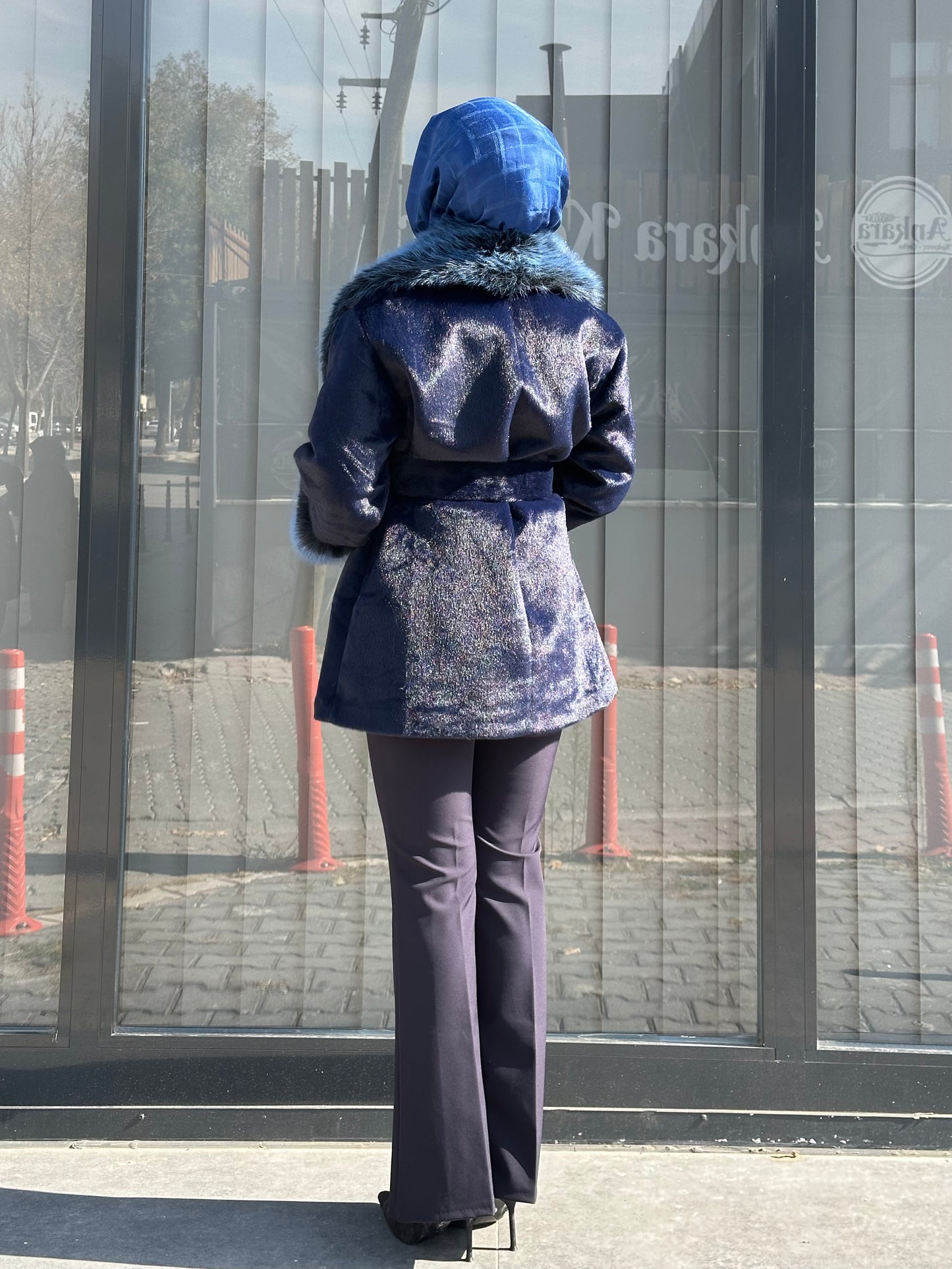 LACİVERT YAKASI VE MANŞET KÜRK DETAYLI MONT