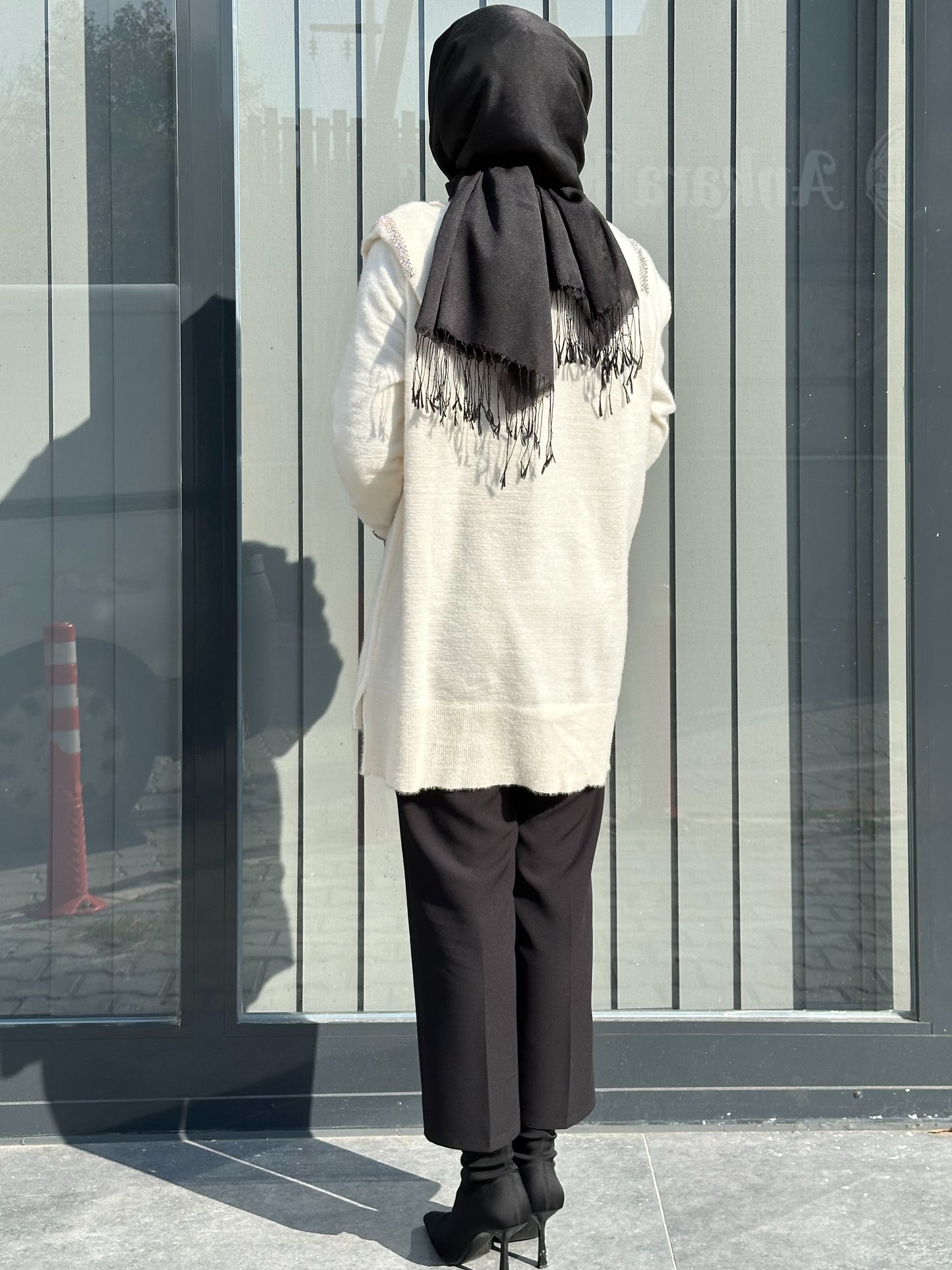 EKRU OMUZLARI TAŞLI ANGORA KAZAK