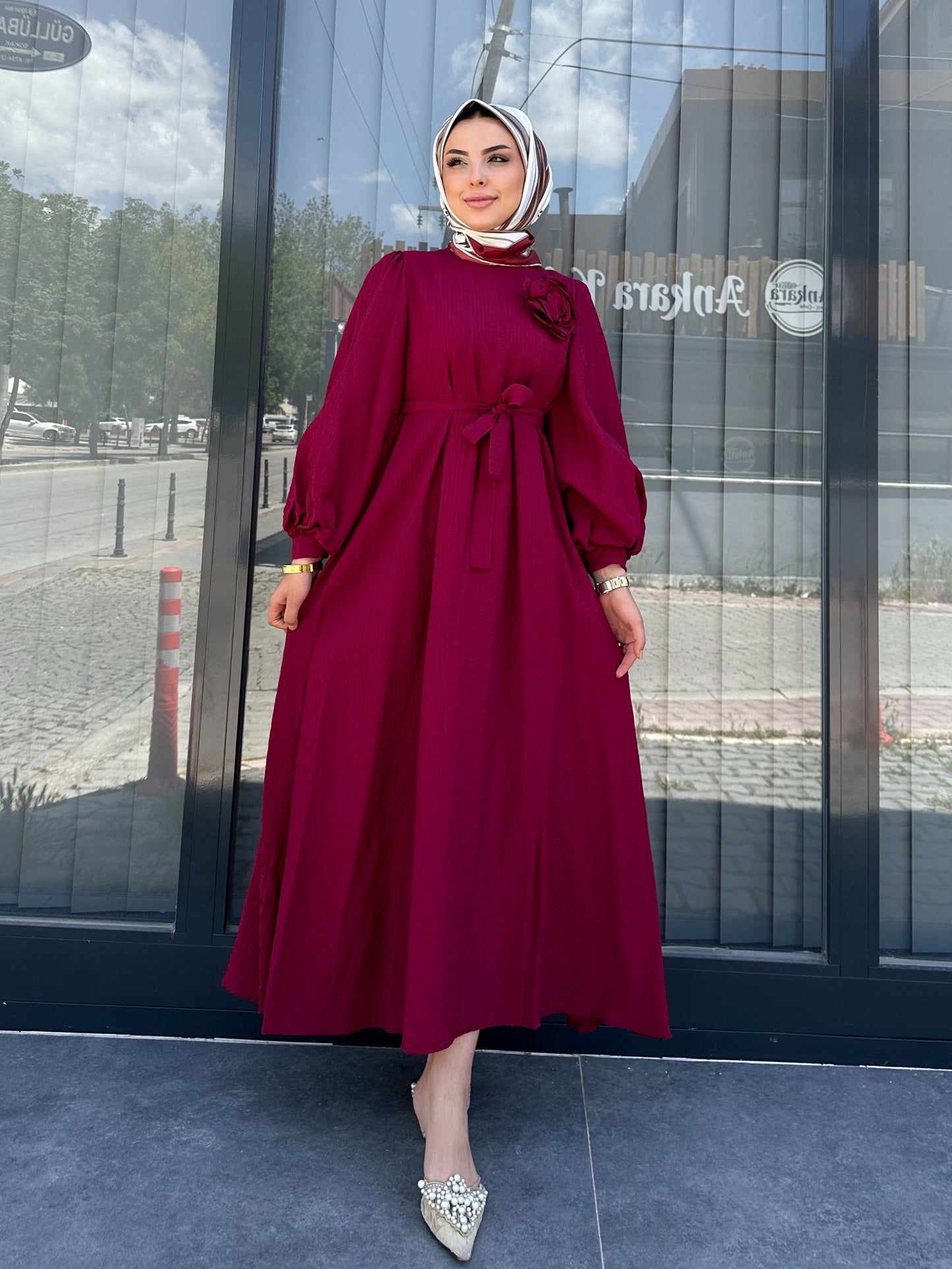 BORDO BROŞ DETAYLI KUŞAKLI ELBİSE