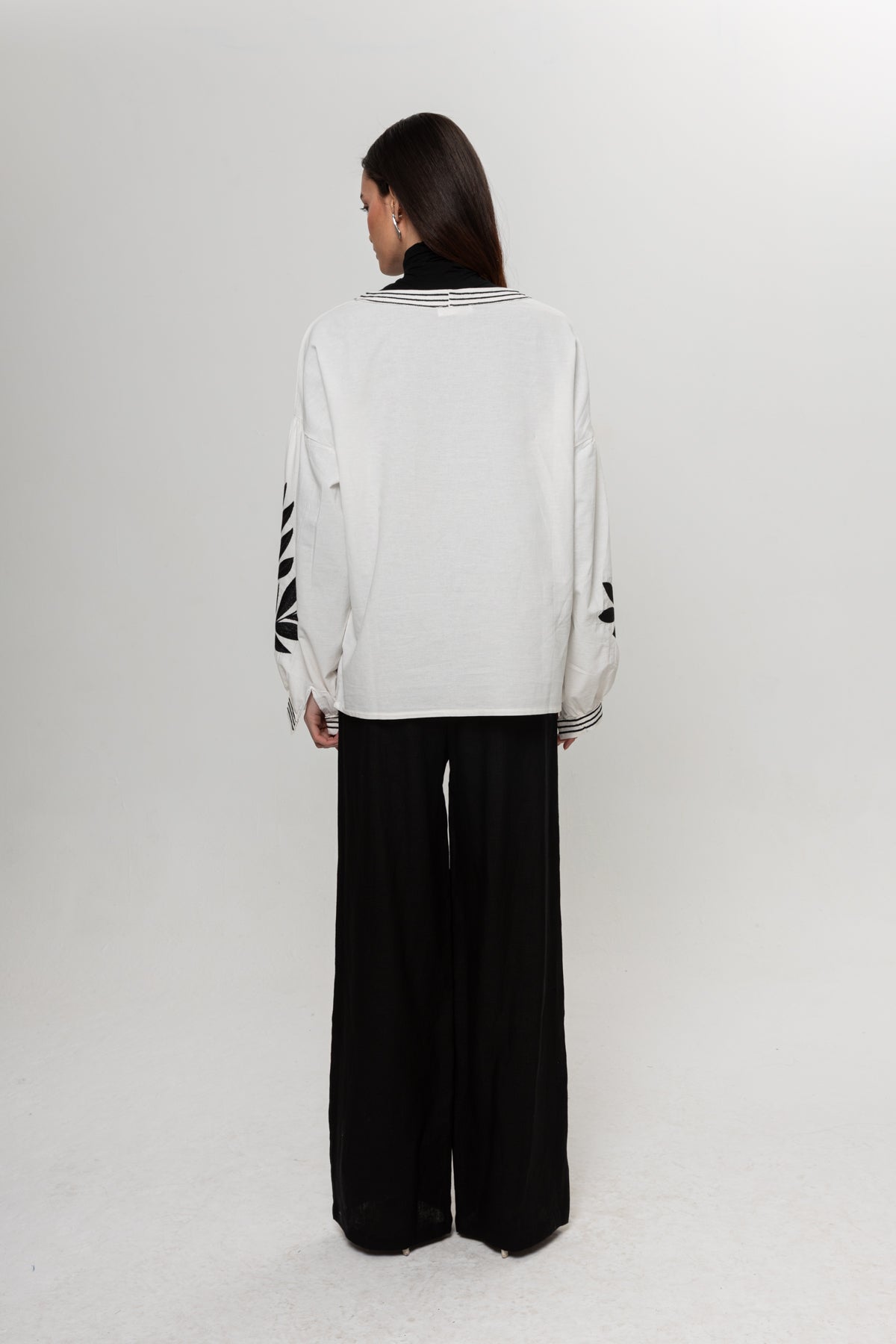 BEYAZ KOLLARI SİYAHLI BLUZ