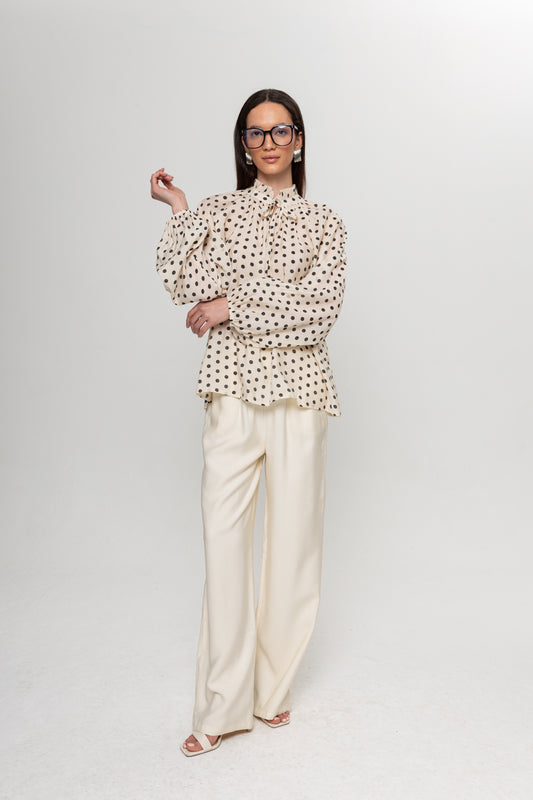 BEJ SİYAH PUANTEYELİ BLUZ