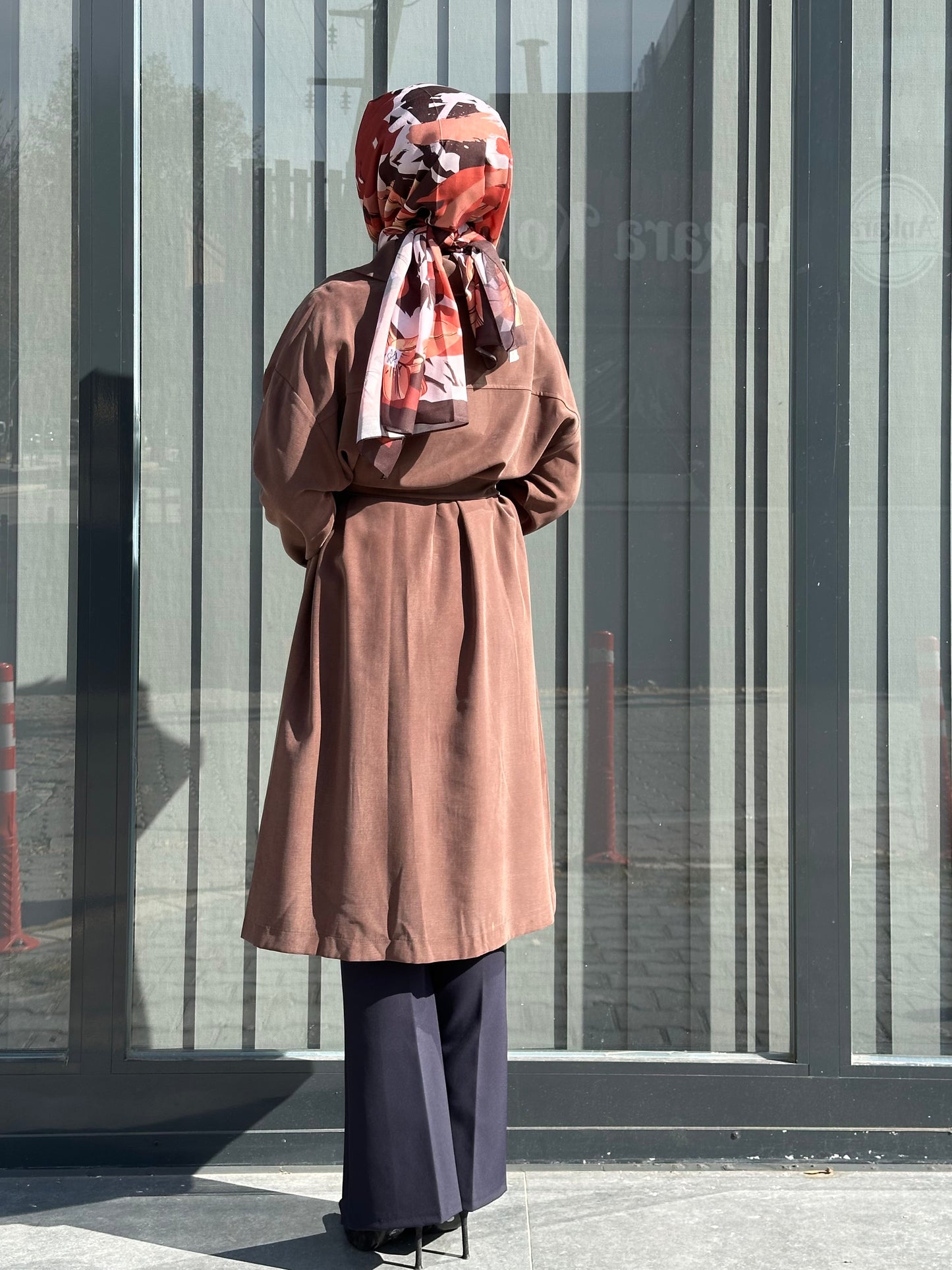 KAHVE KENDİNDEN KEMERLİ KAP