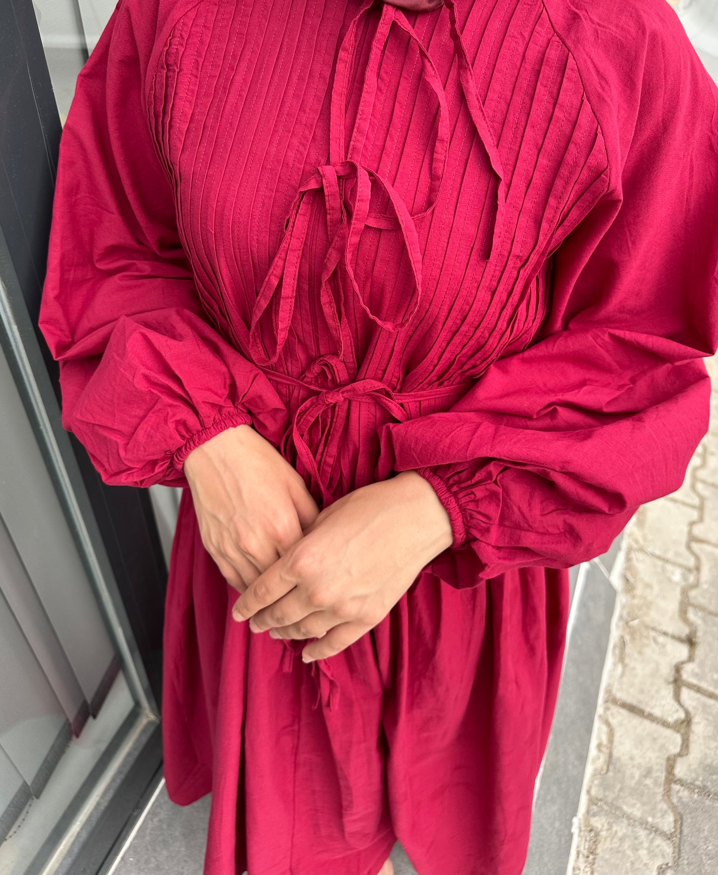 BORDO ÖNÜ FİYONK DETAY ELBİSE