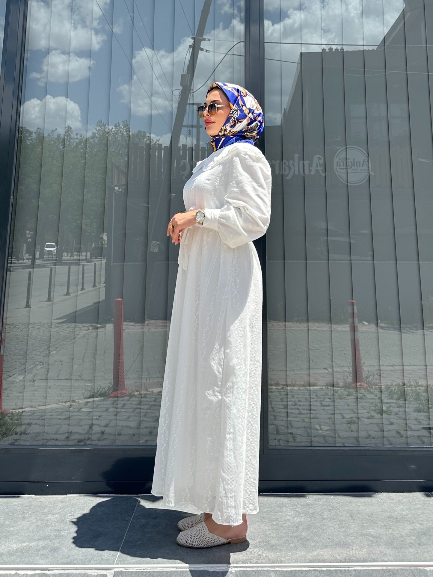 BEYAZ BEBE YAKA FİSTOLU KUŞAKLI ELBİSE
