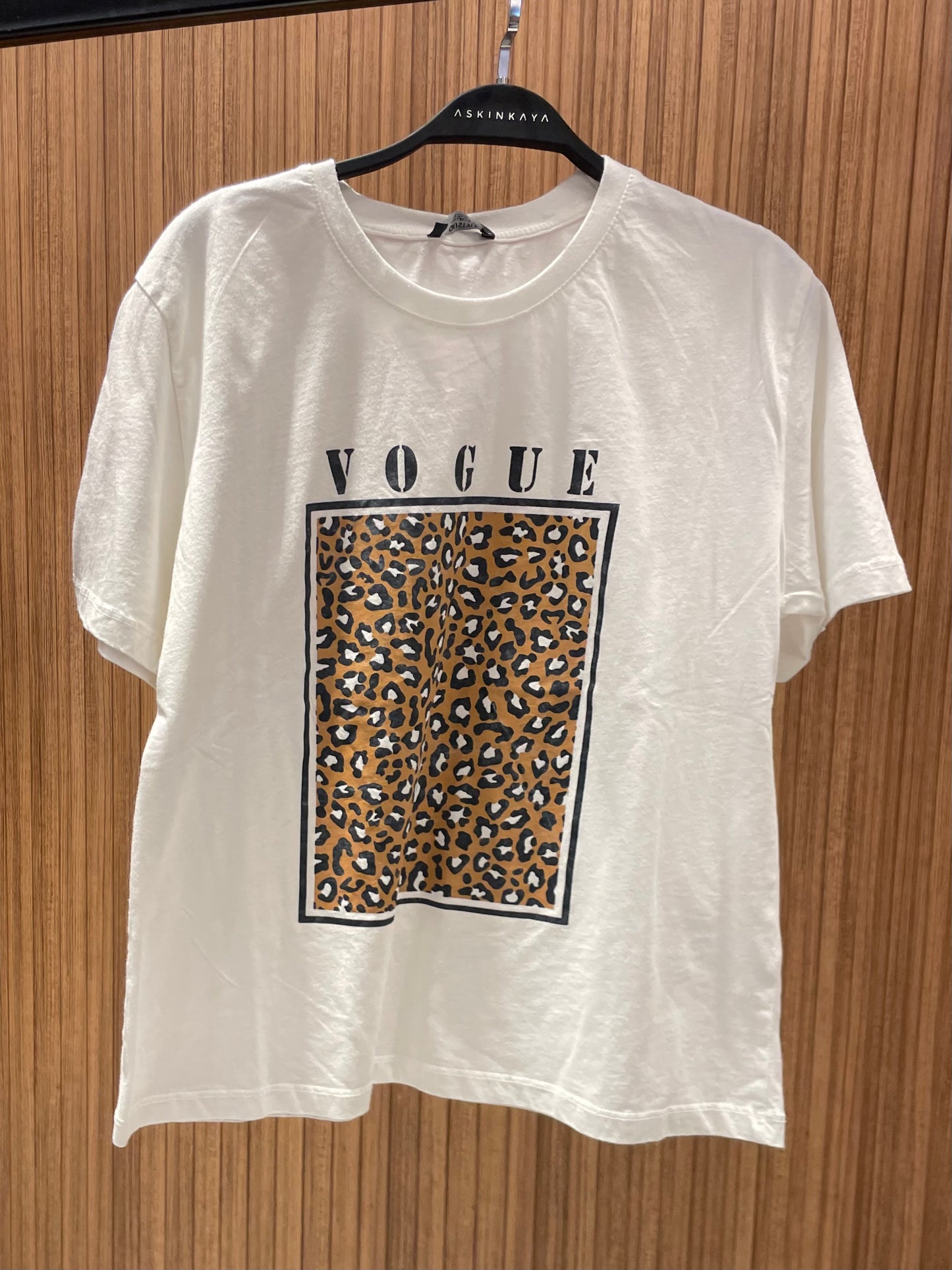 EKRU ÖNÜ LEOPARLI TİŞÖRT