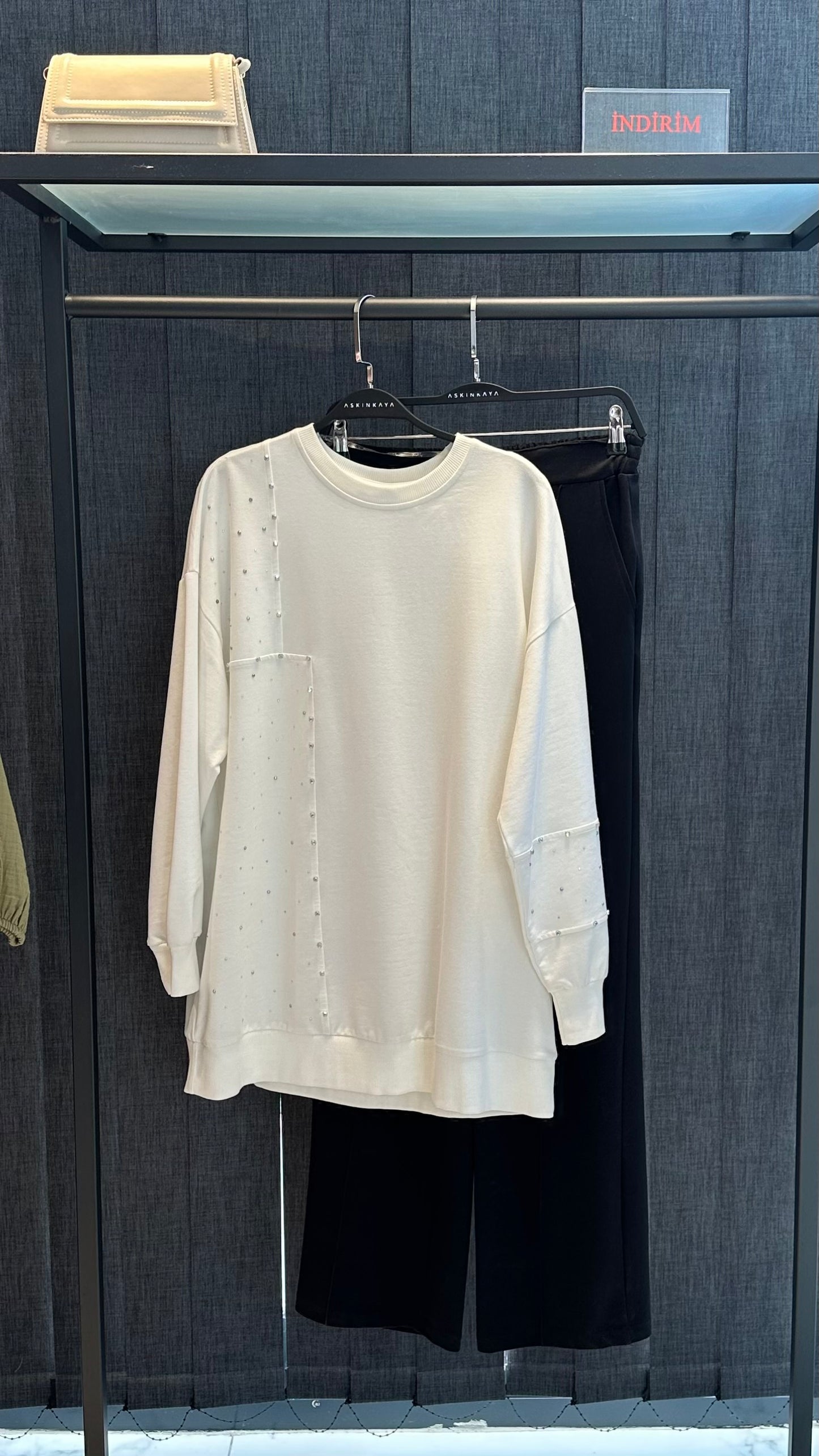 EKRU PARÇALI TAŞLI SWEAT