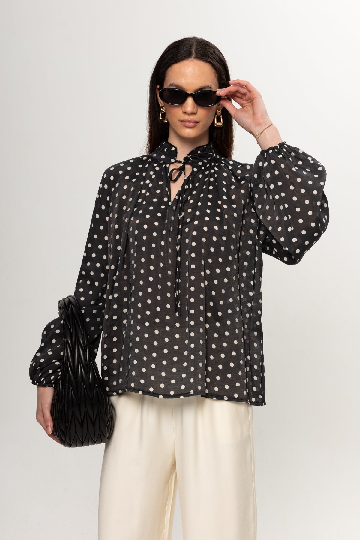 SİYAH BEYAZ PUANTEYELİ BLUZ