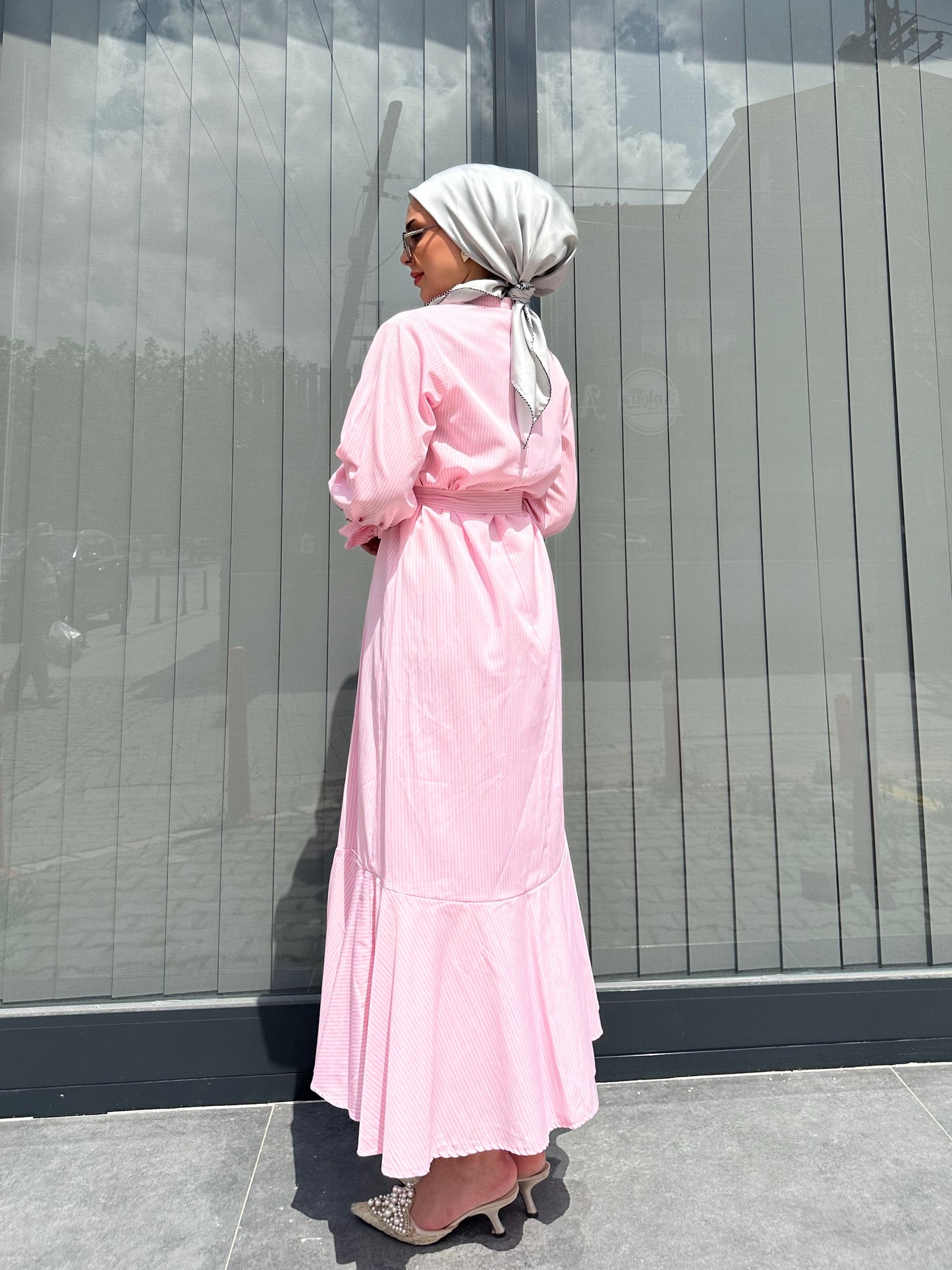 PEMBE KURDELE DETAY ÇİZGİLİ ELBİSE