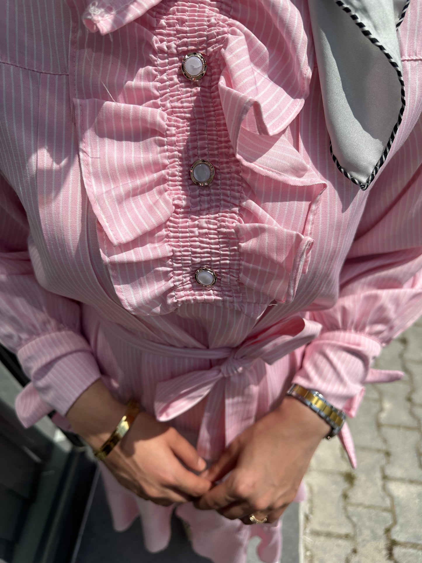 PEMBE KURDELE DETAY ÇİZGİLİ ELBİSE