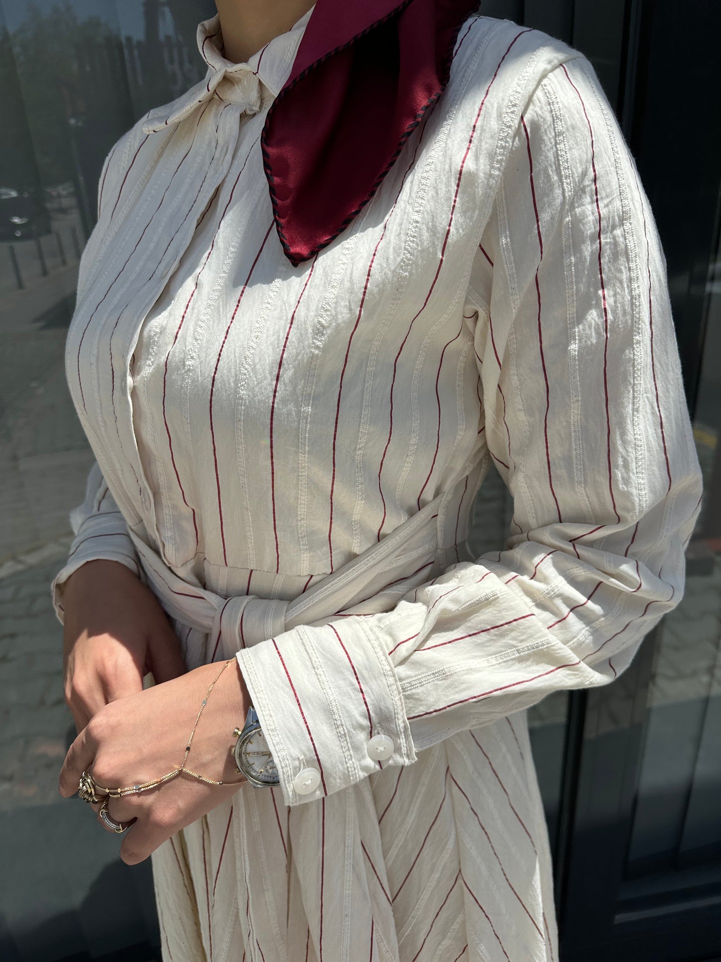 KREM BORDO ÇİZGİLİ BELİ KUŞAKLI ELBİSE