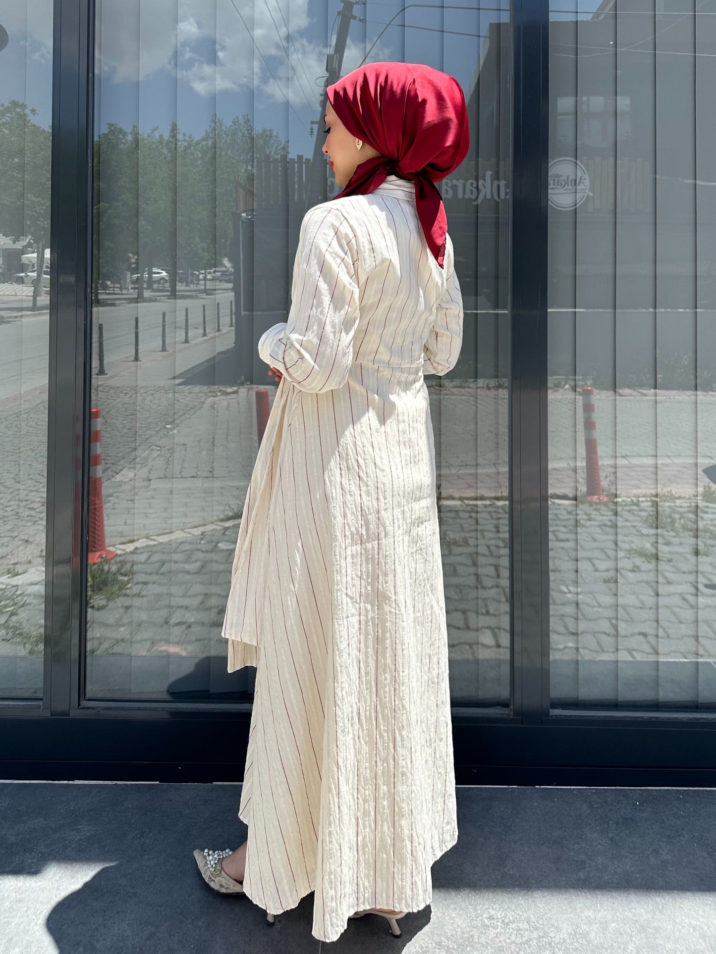 KREM BORDO ÇİZGİLİ BELİ KUŞAKLI ELBİSE