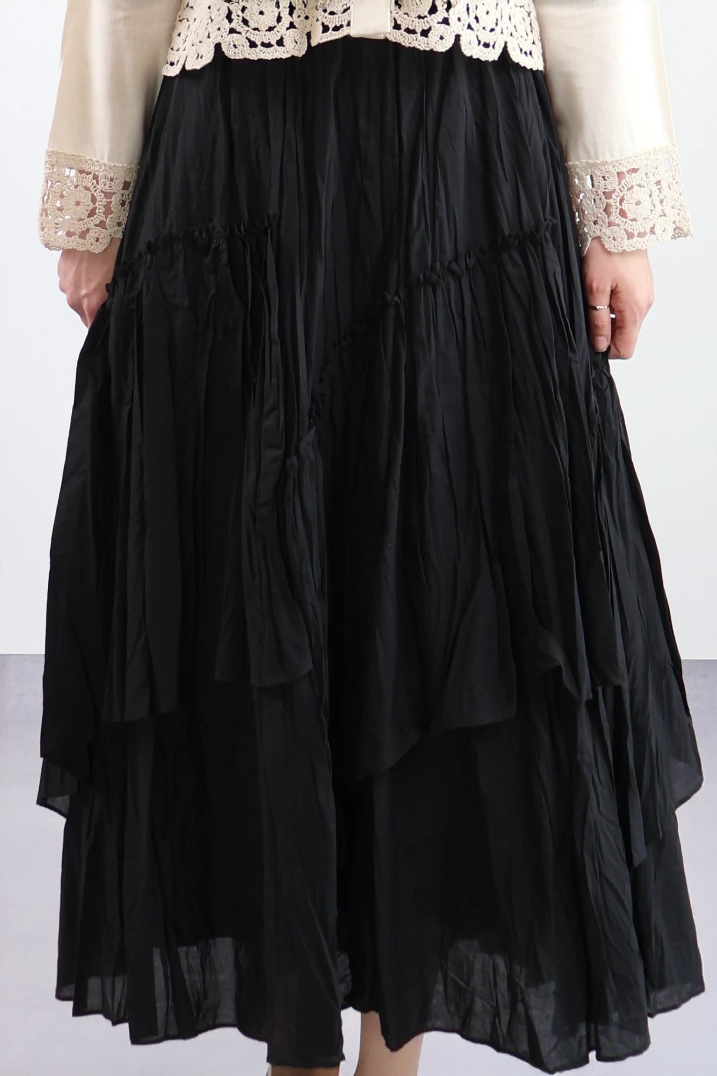 SİYAH KRAŞLI KAT KAT ETEK