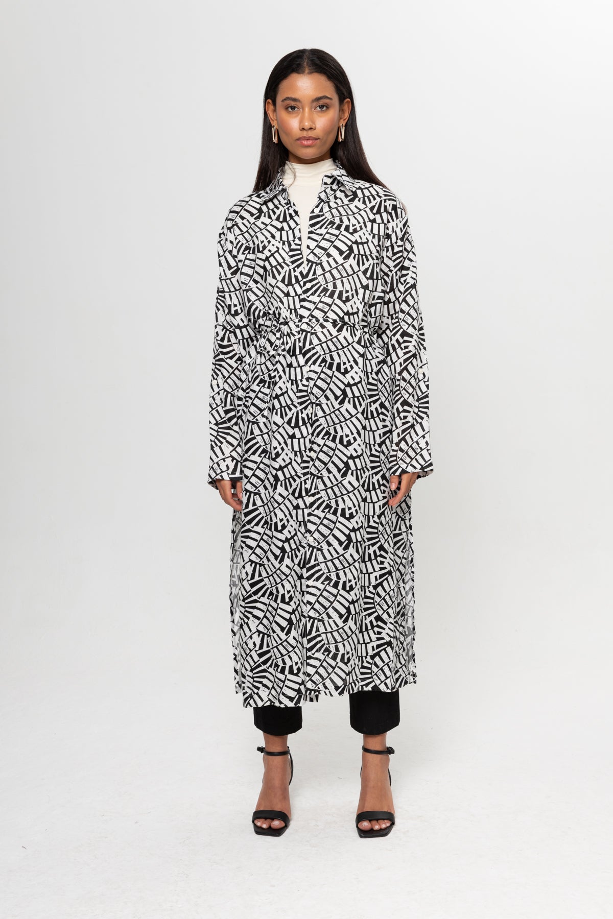 BEYAZ SİYAH DESENLİ GÖMLEK ELBİSE