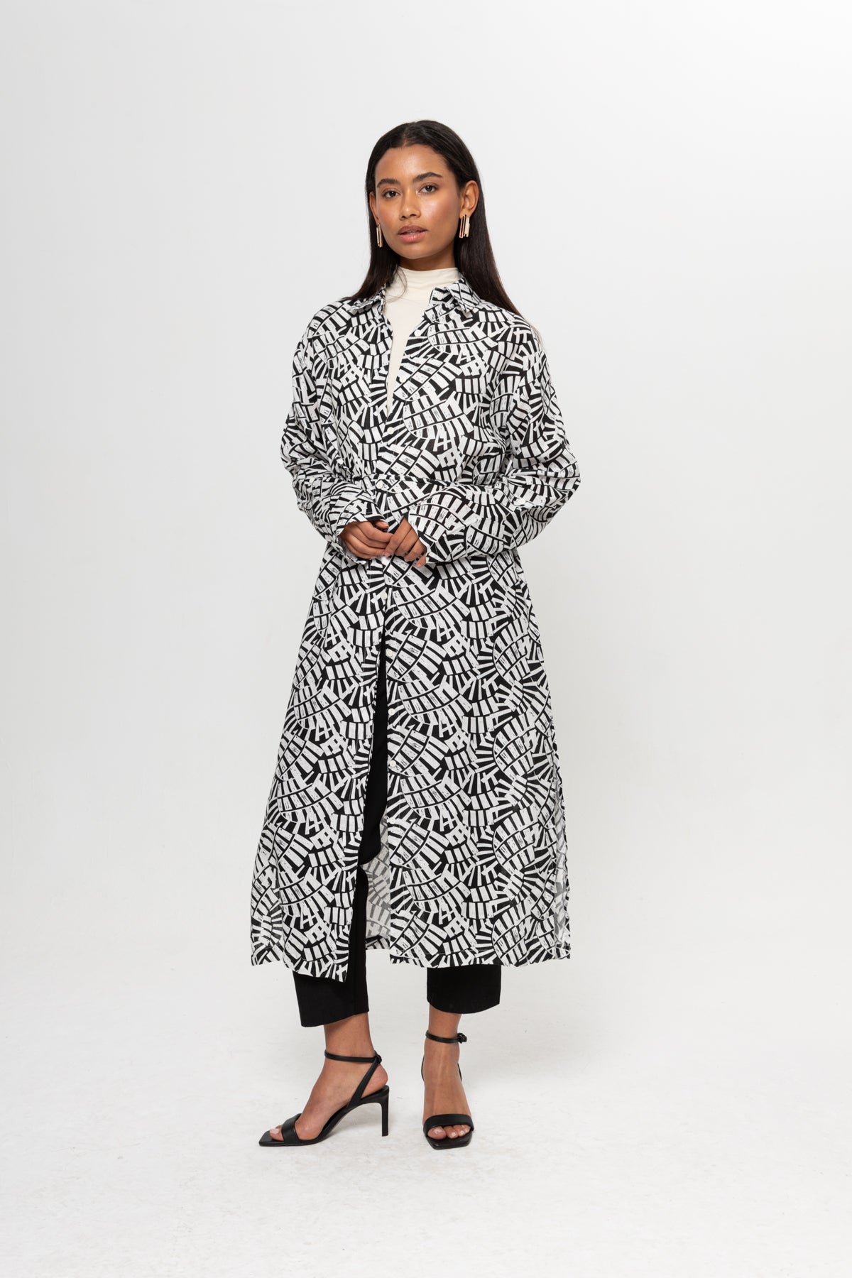 BEYAZ SİYAH DESENLİ GÖMLEK ELBİSE