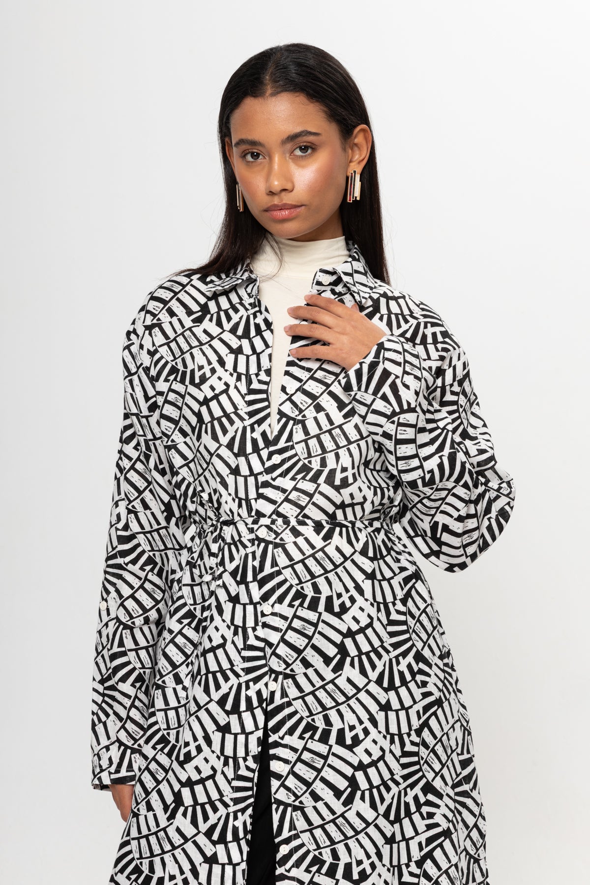 BEYAZ SİYAH DESENLİ GÖMLEK ELBİSE