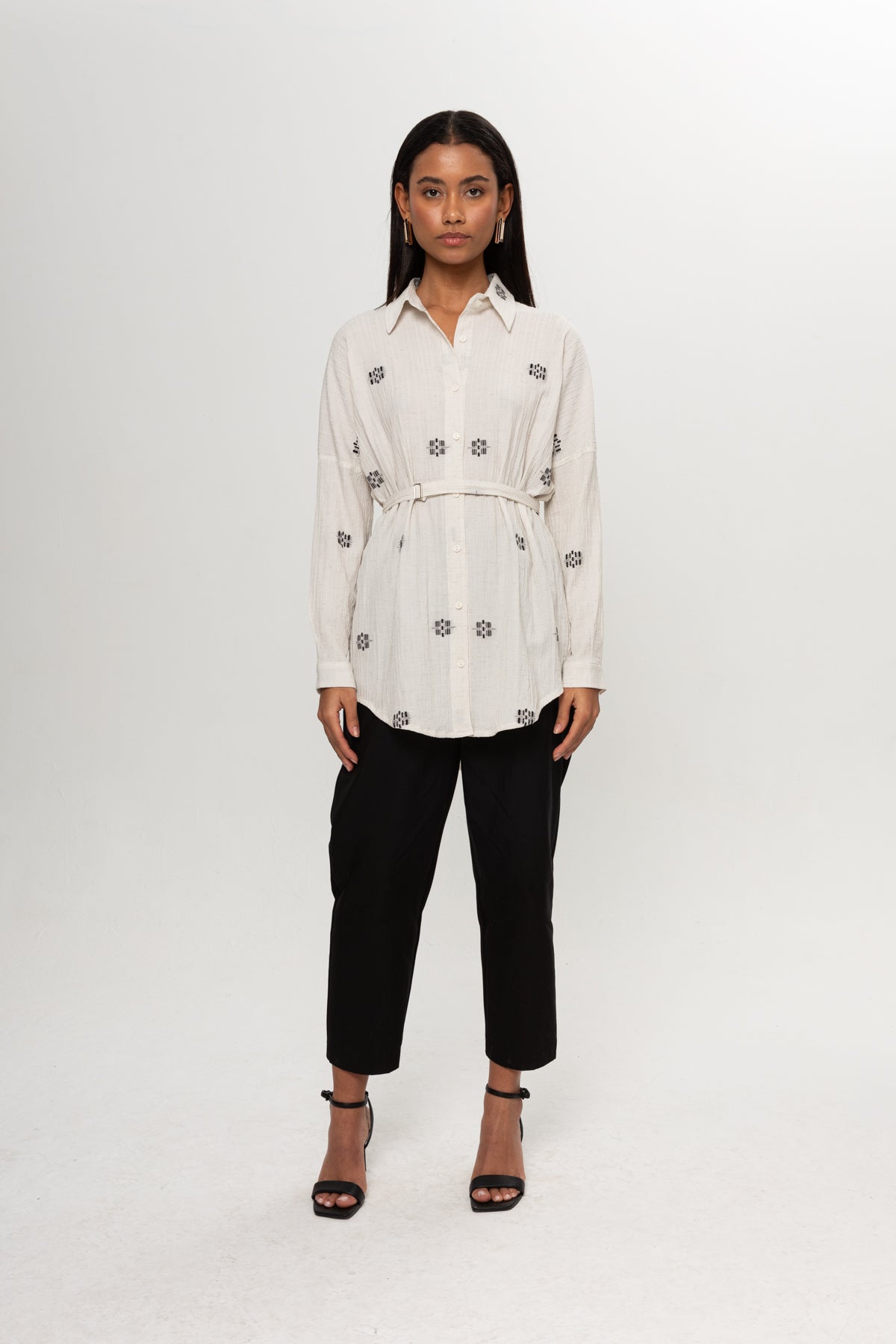 BEJ SİYAH RENKLİ SALAŞ KEMERLİ GÖMLEK