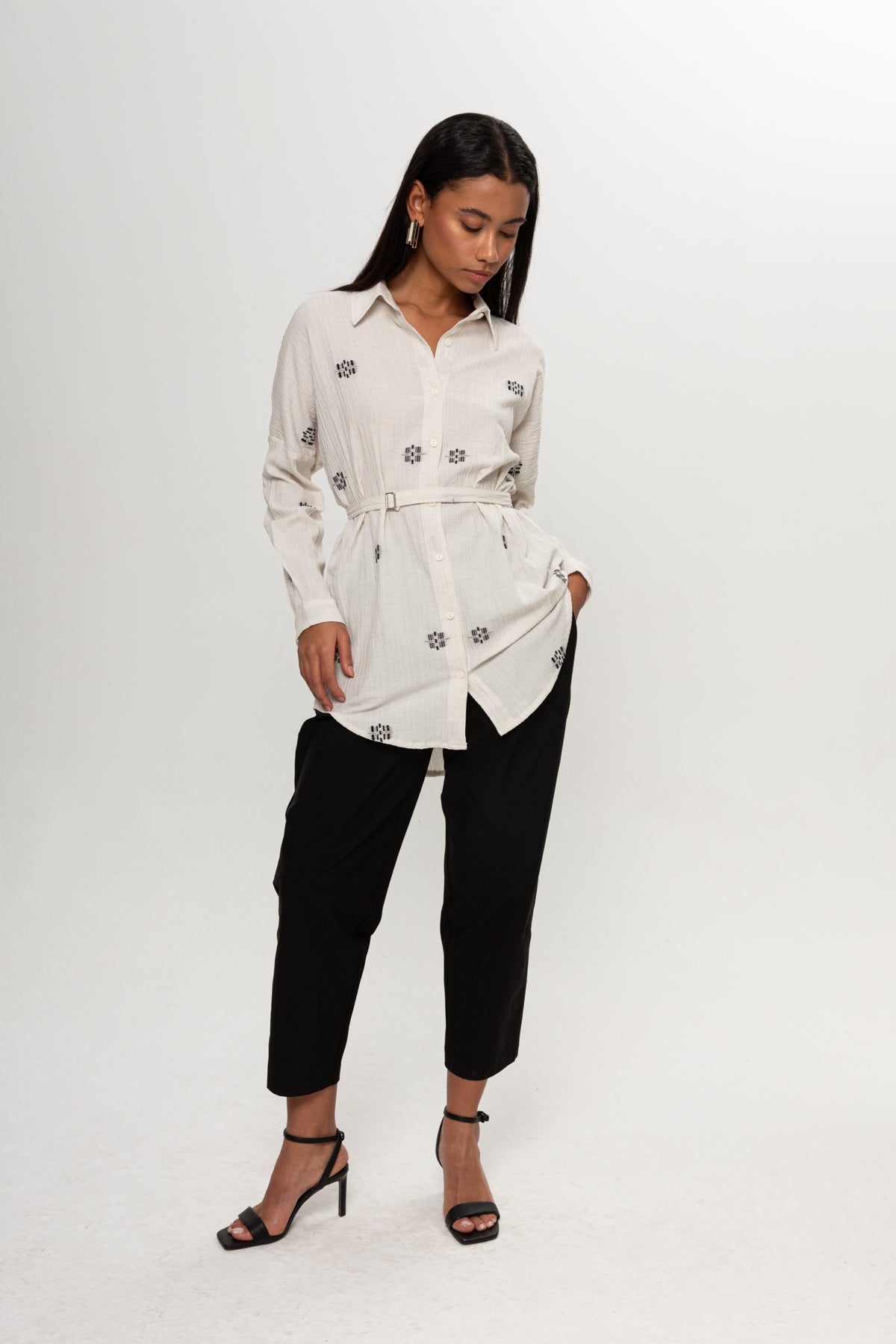 BEJ SİYAH RENKLİ SALAŞ KEMERLİ GÖMLEK