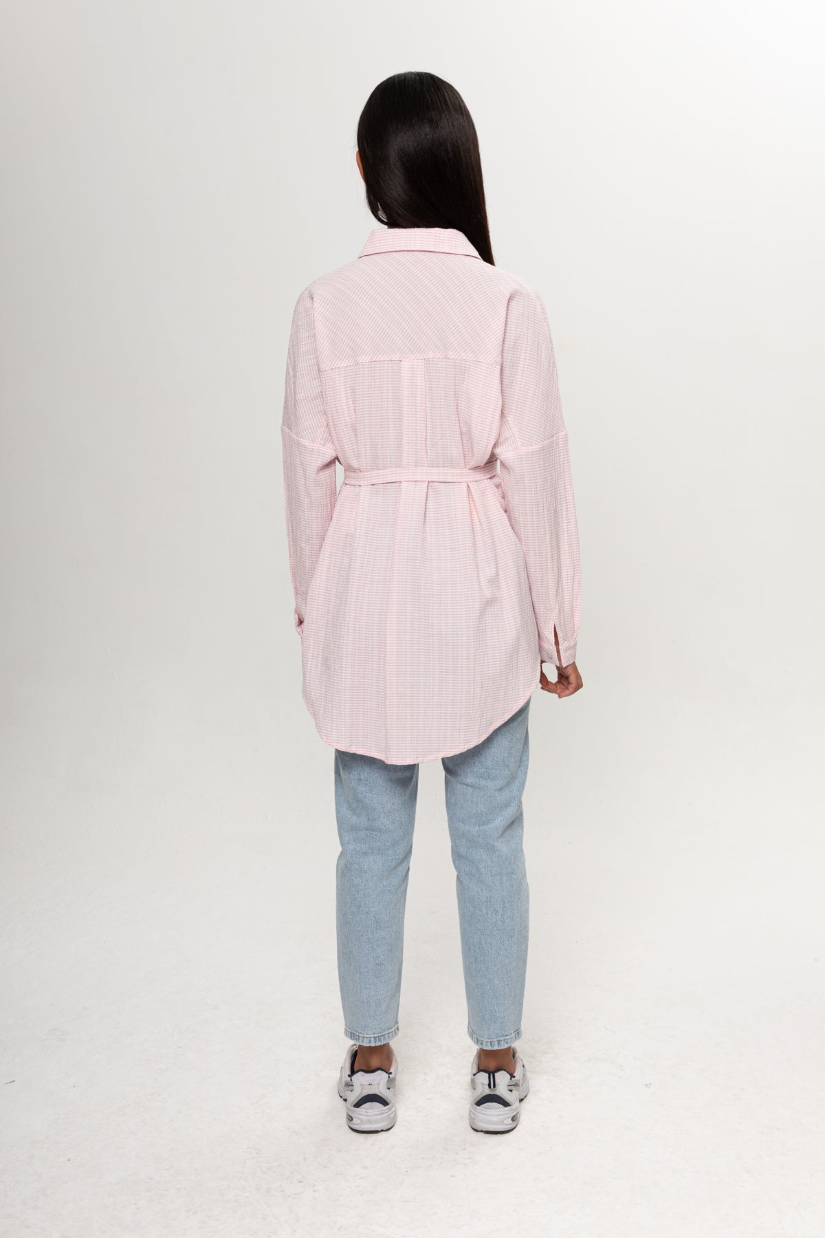 PEMBE ÇİZGİLİ KEMERLİ GÖMLEK