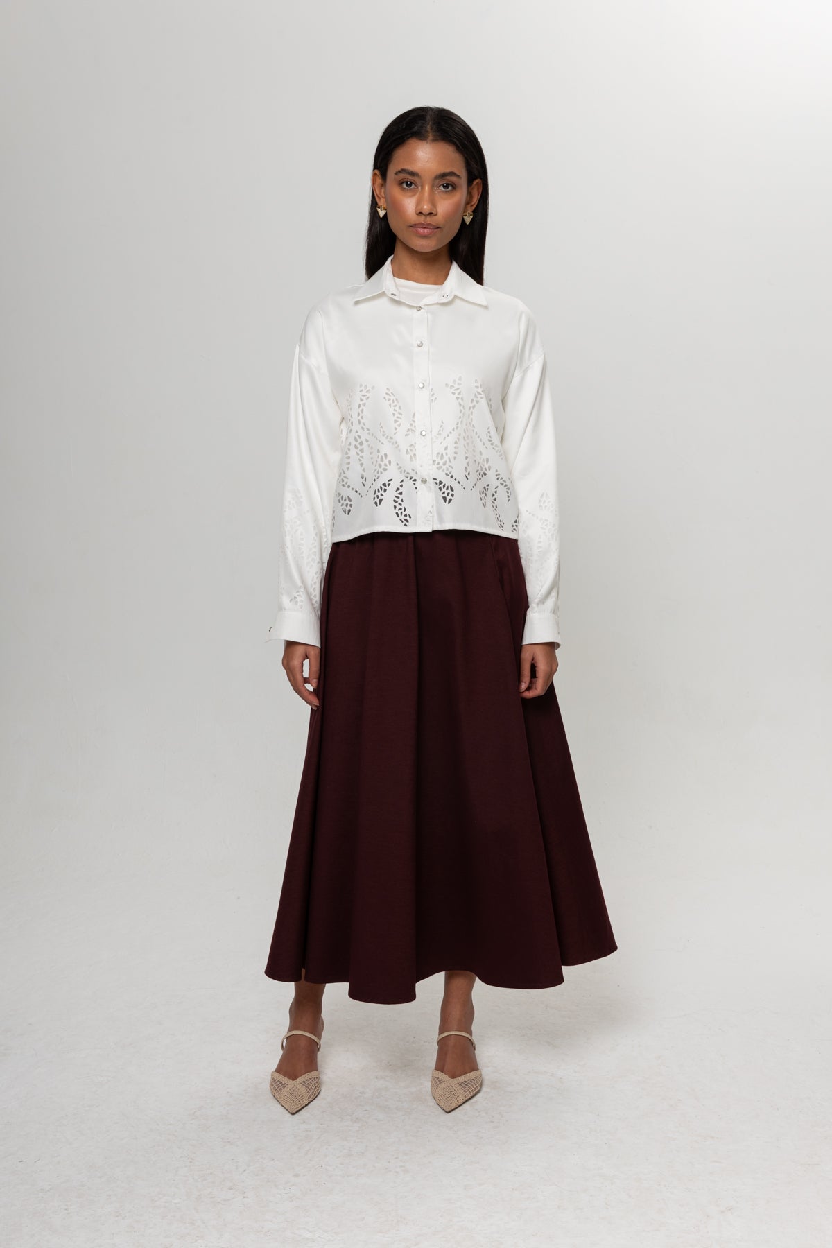 BEYAZ YAKMA DETAYLI GÖMLEK