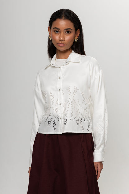 BEYAZ YAKMA DETAYLI GÖMLEK