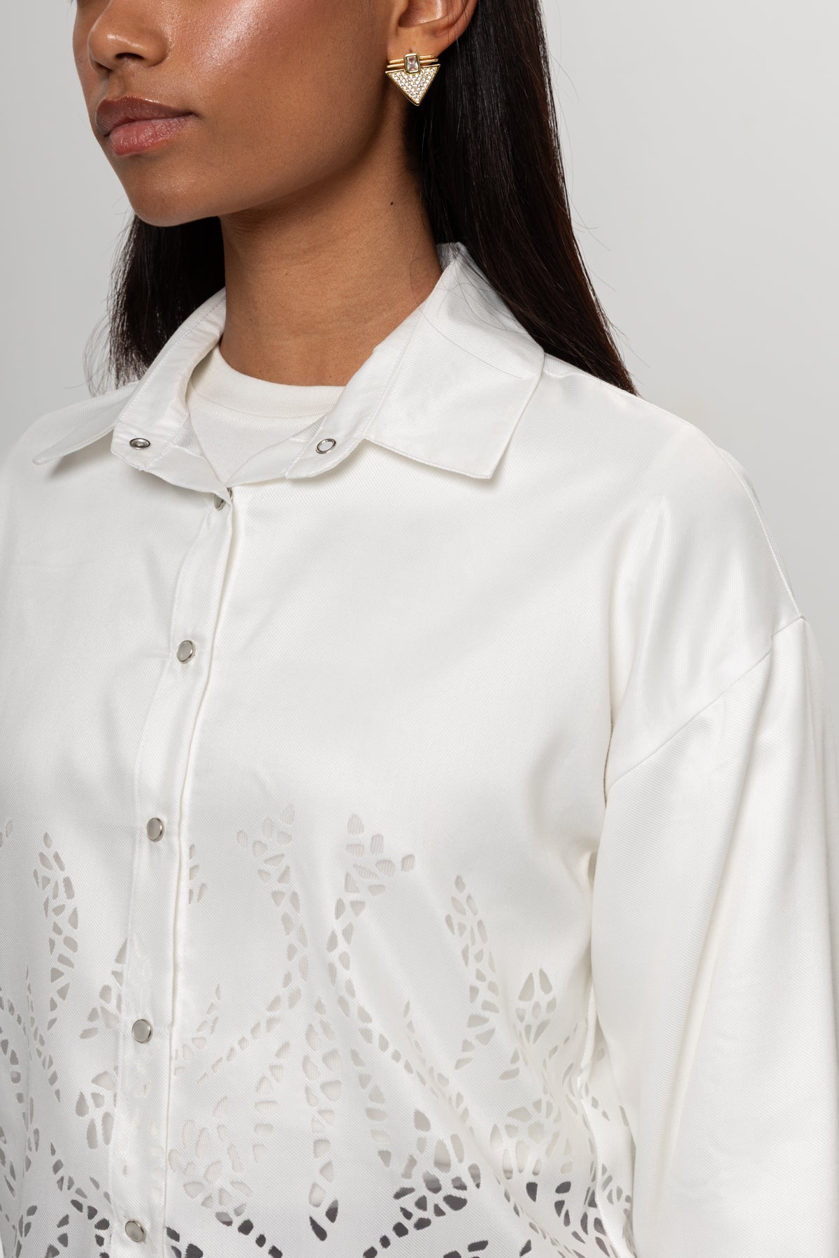 BEYAZ YAKMA DETAYLI GÖMLEK