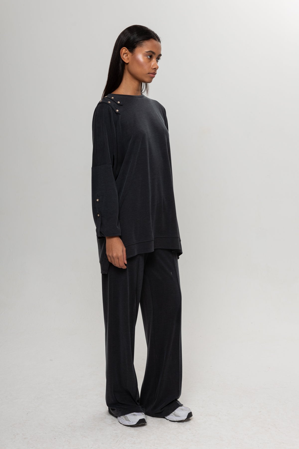 SİYAH OMUZLARI DÜĞME DETAYLI İKİLİ TAKIM