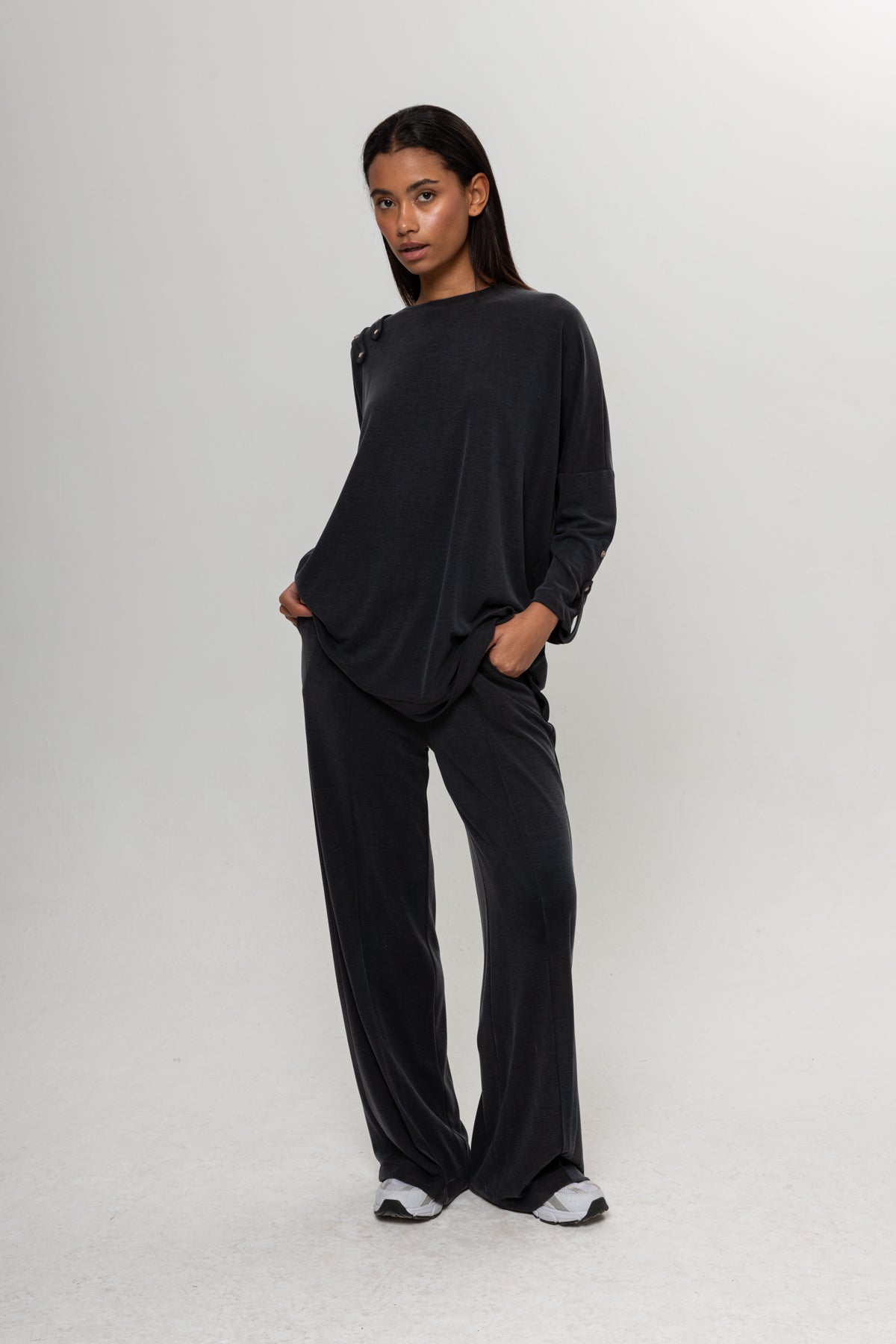 SİYAH OMUZLARI DÜĞME DETAYLI İKİLİ TAKIM