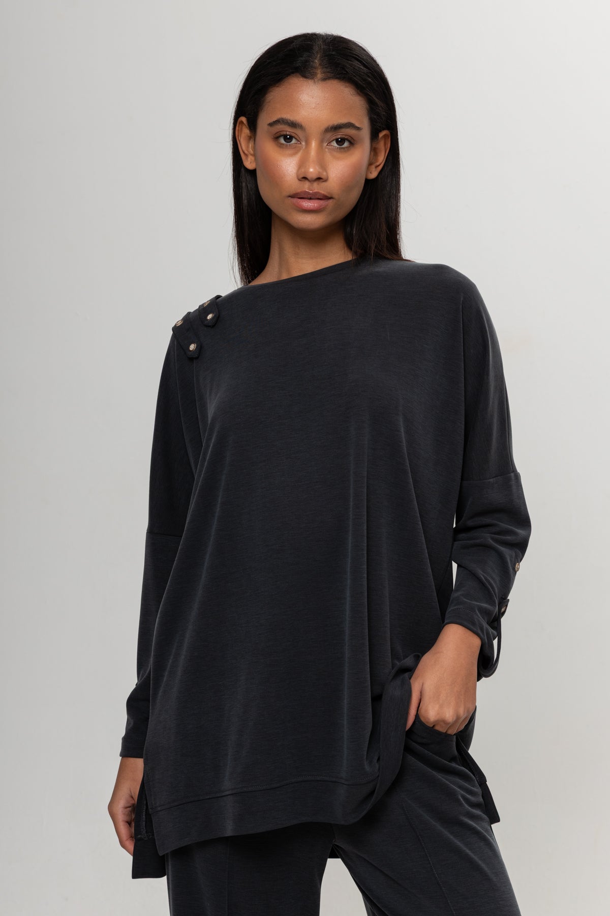 SİYAH OMUZLARI DÜĞME DETAYLI İKİLİ TAKIM