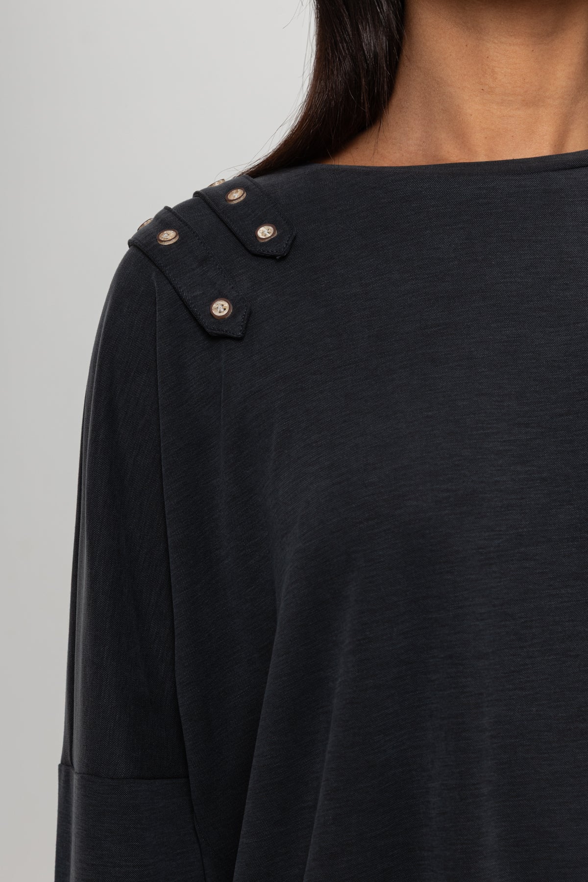 SİYAH OMUZLARI DÜĞME DETAYLI İKİLİ TAKIM