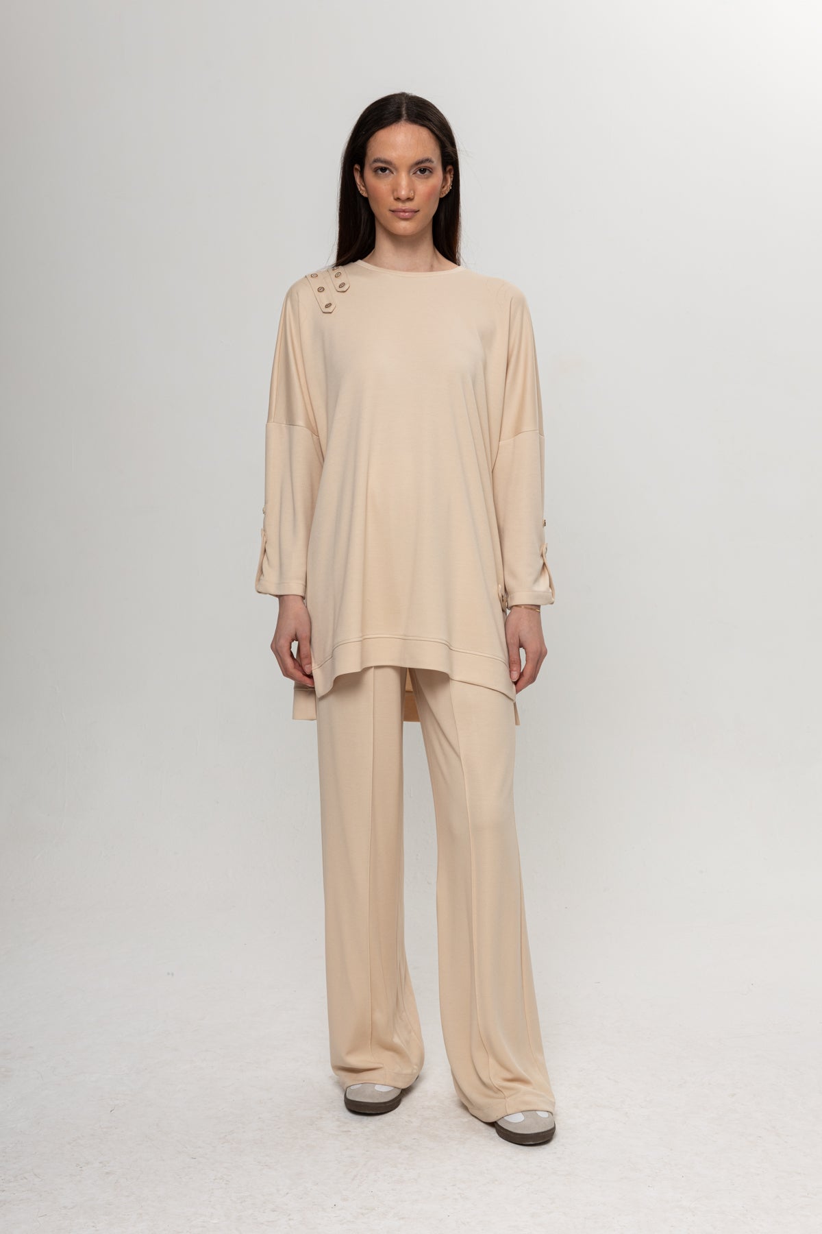 BEJ OMUZLARI DÜĞME DETAYLI İKİLİ TAKIM