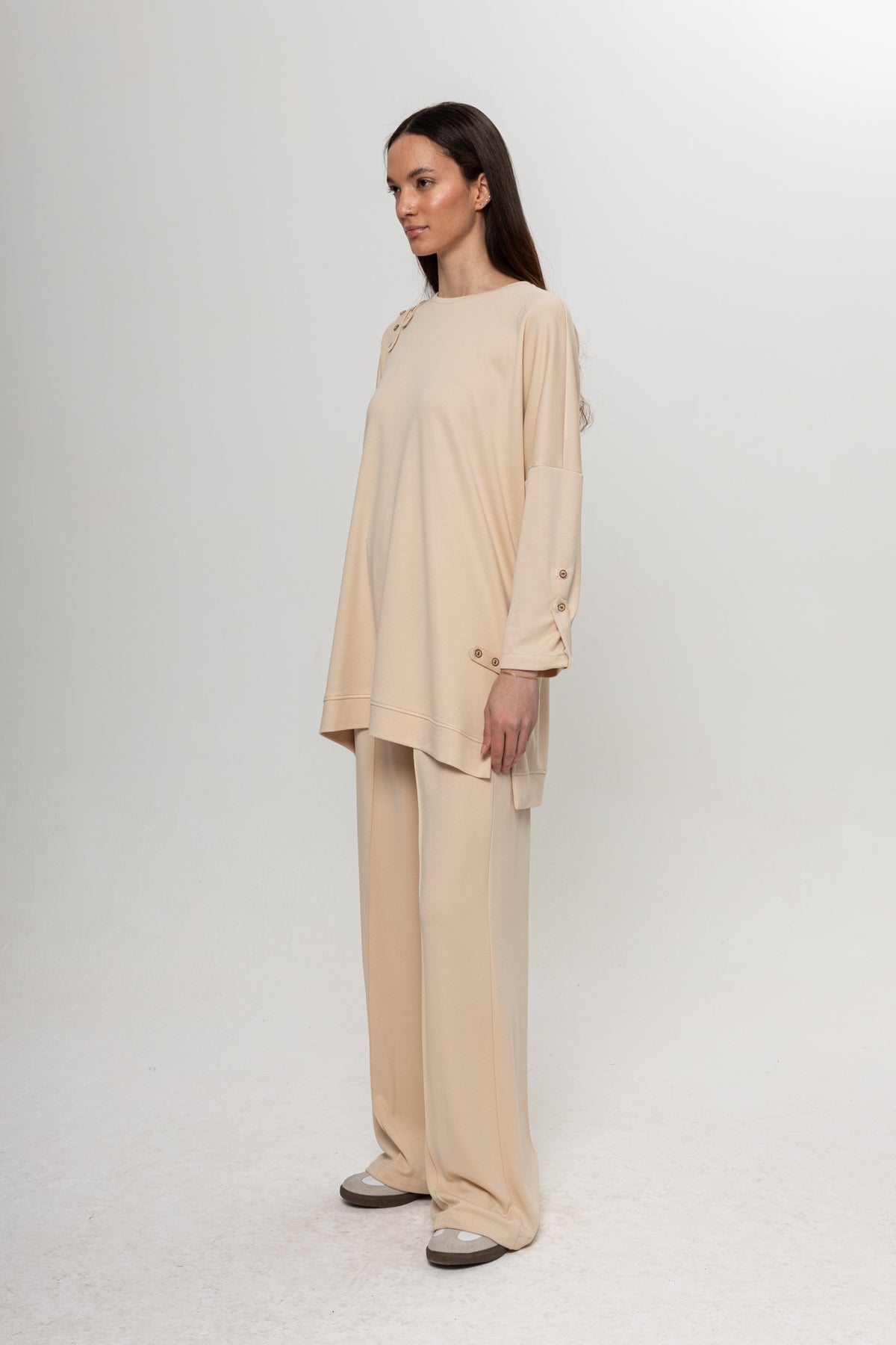 BEJ OMUZLARI DÜĞME DETAYLI İKİLİ TAKIM