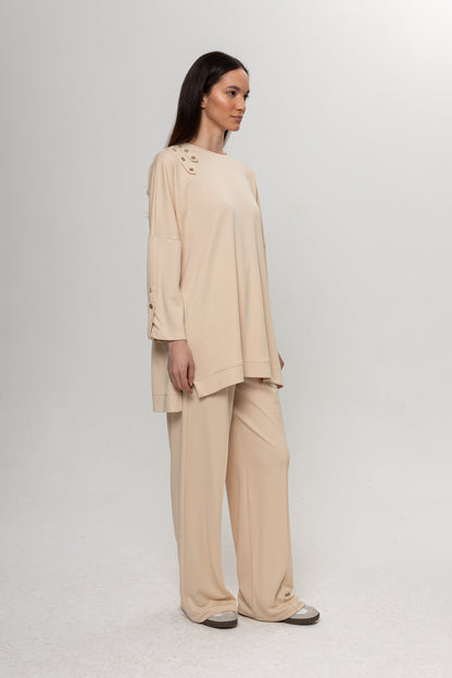 BEJ OMUZLARI DÜĞME DETAYLI İKİLİ TAKIM