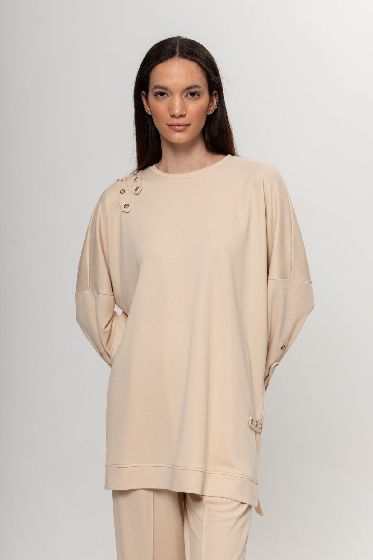 BEJ OMUZLARI DÜĞME DETAYLI İKİLİ TAKIM