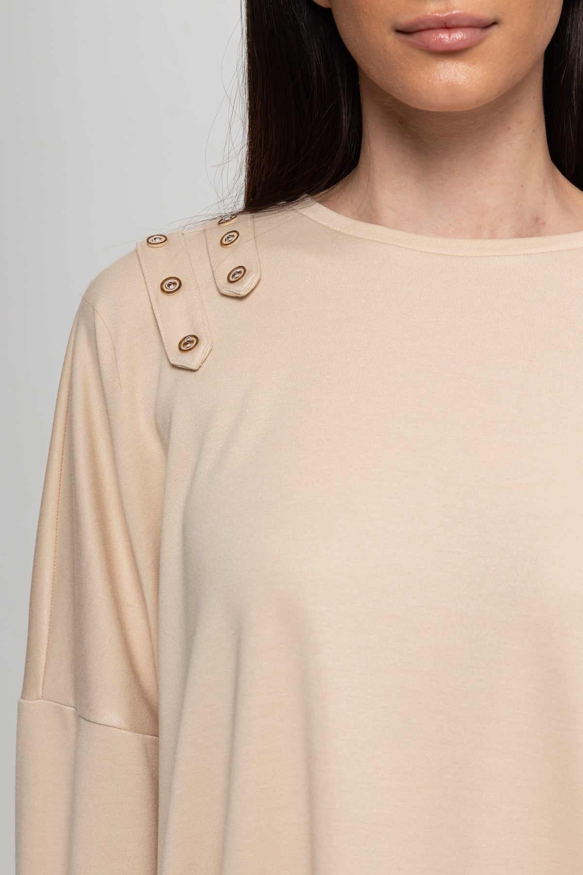 BEJ OMUZLARI DÜĞME DETAYLI İKİLİ TAKIM