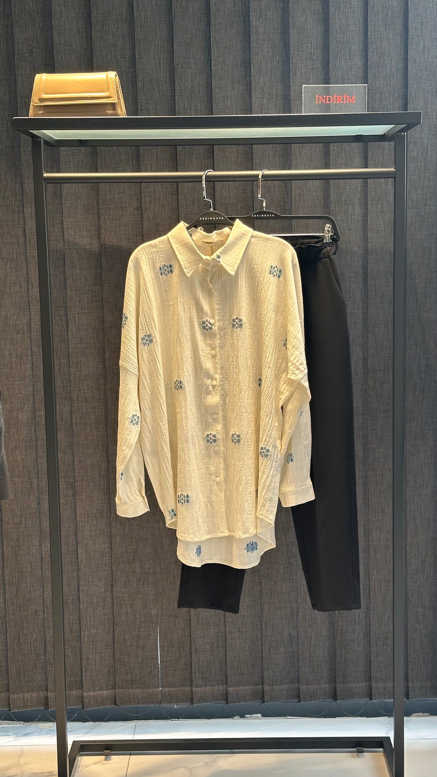 BEJ MAVİ RENKLİ SALAŞ KEMERLİ GÖMLEK